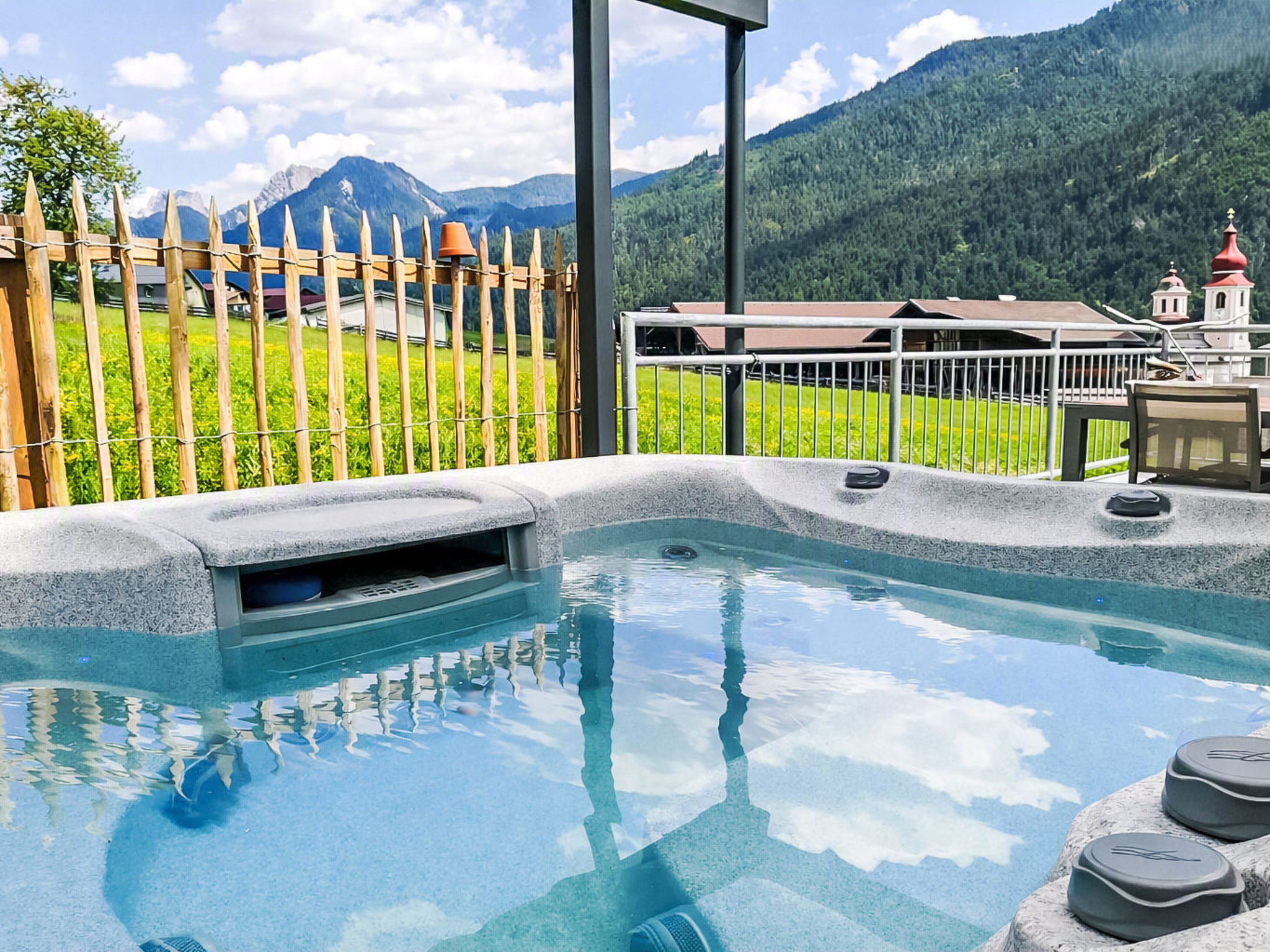 Charmantes Ferienhaus mit Whirlpool - Buiten