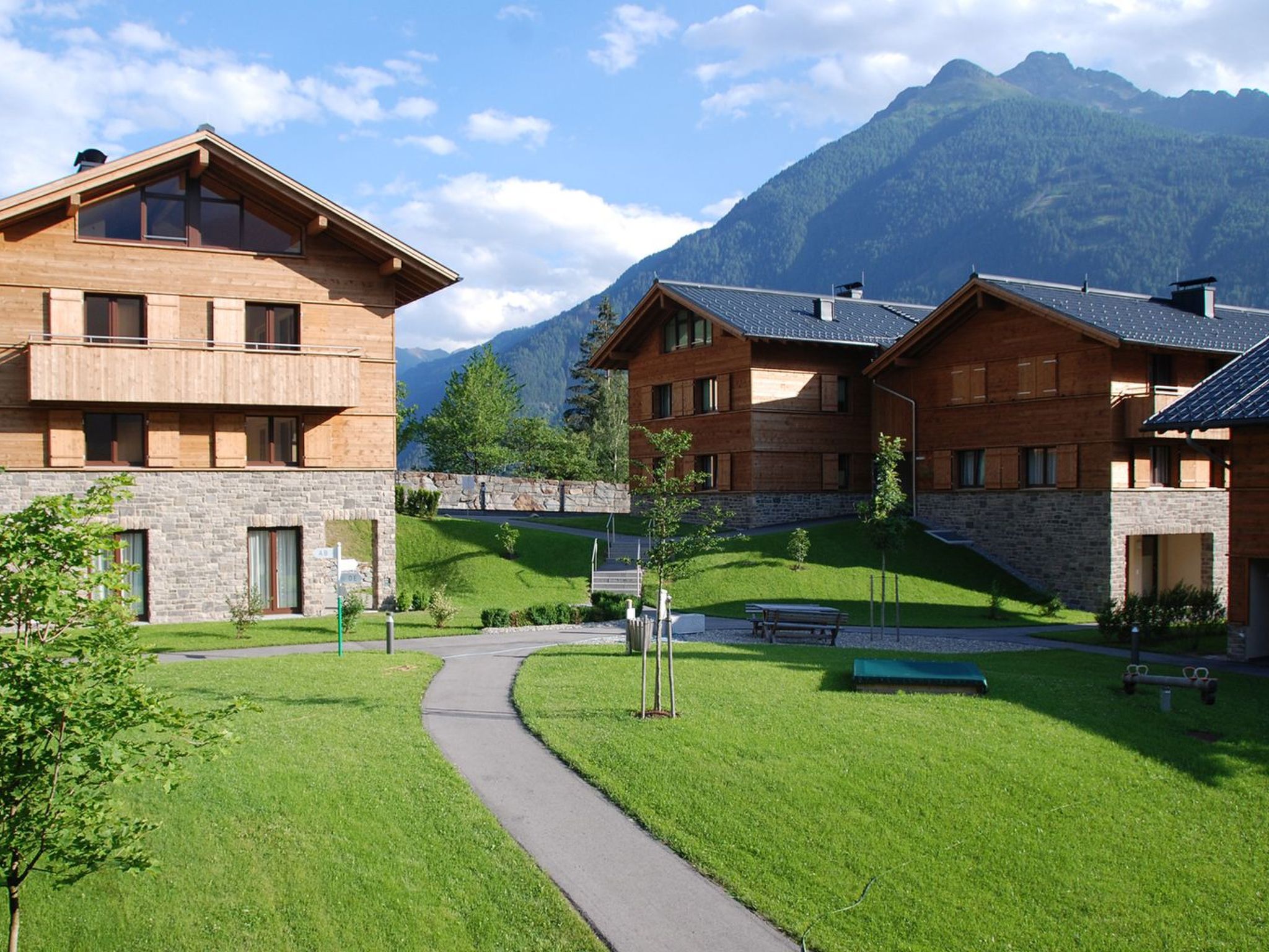 The exclusive holiday apartment is in a wonderful complex at the heart of Matrei, a pleasant mountain village in the High Tauern National Park in East Tyrol. The accommodation is right near the Rauter..