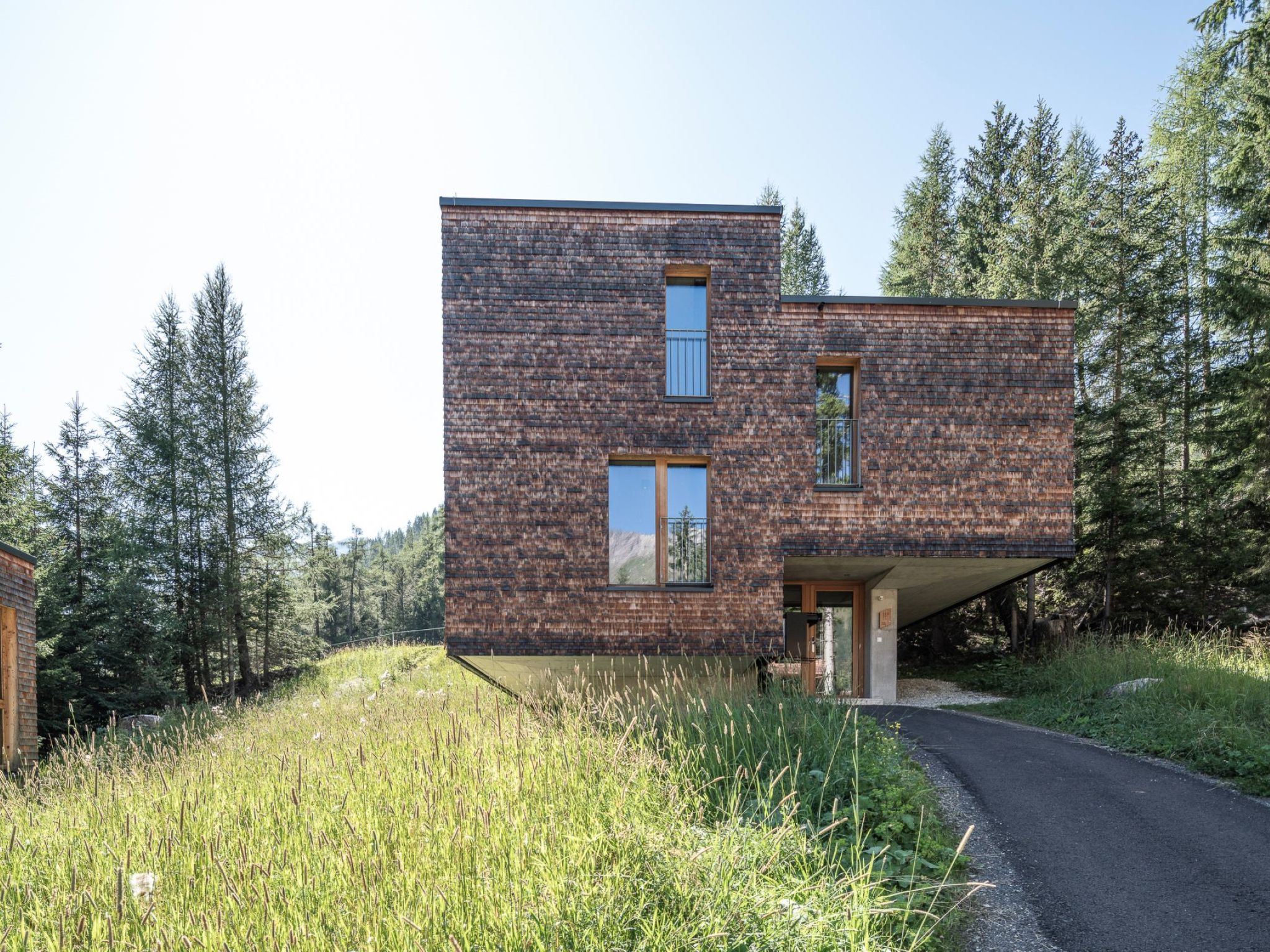 "Klassik (2SZ)", 3-room chalet 100 m2. Bright, comfortable and cosy furnishings: dining room. 2 double bedrooms, each room with satellite TV (flat screen). Living room with kitchen corner. Small, open..