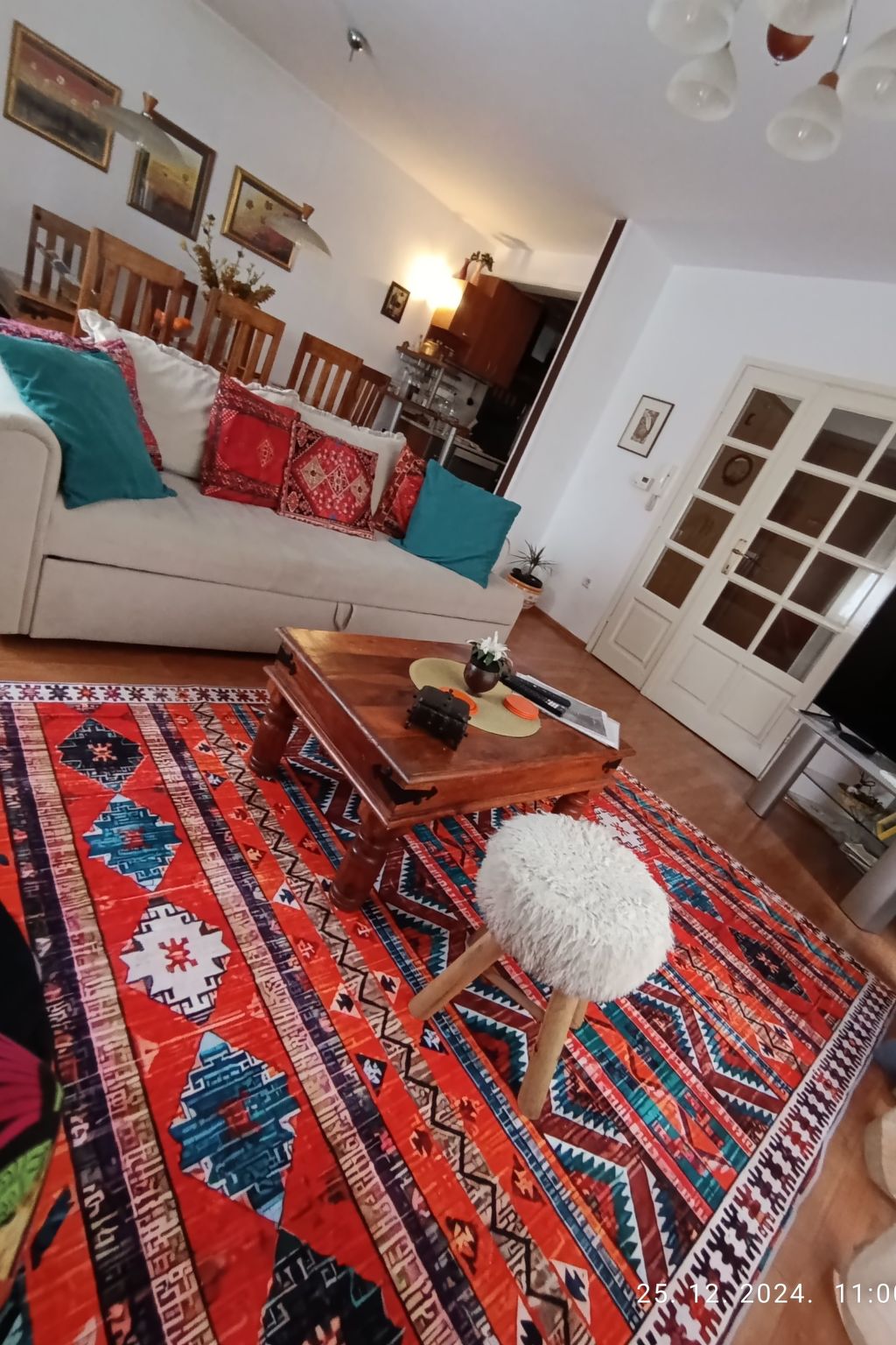 Geräumiges Ferienhaus mit kleinem Garten, nur fünf Gehminuten vom bekannten Bas - Drinnen