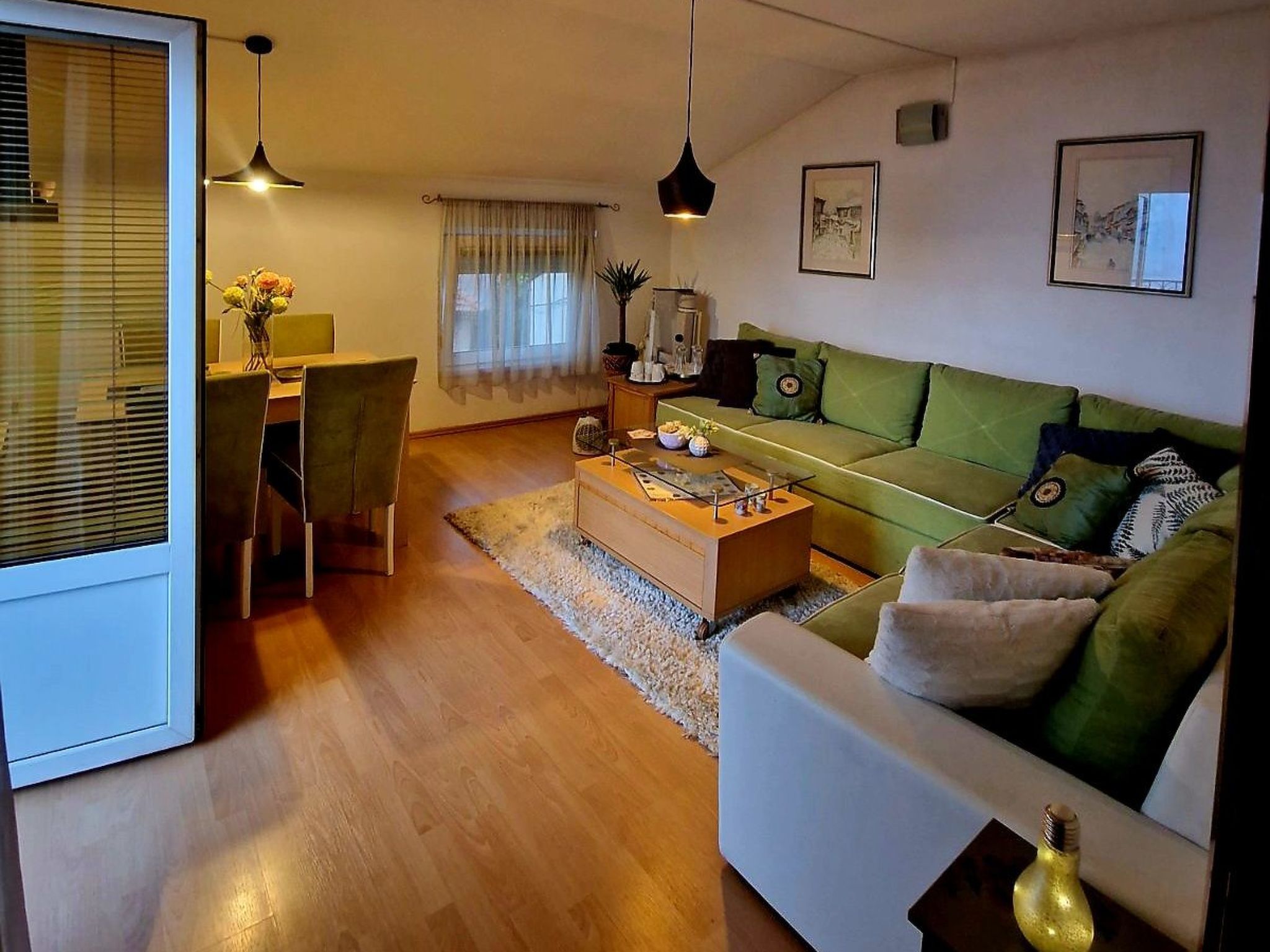 Geräumiges Ferienhaus mit kleinem Garten, nur fünf Gehminuten vom bekannten Bas - Drinnen