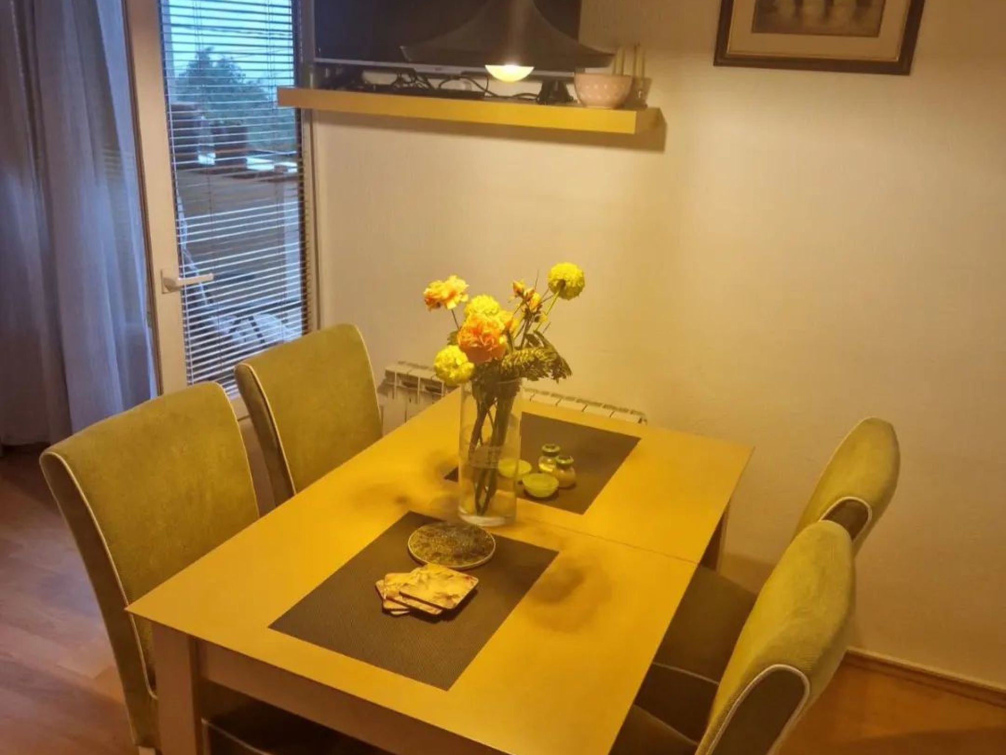 Geräumiges Ferienhaus mit kleinem Garten, nur fünf Gehminuten vom bekannten Bas - Drinnen