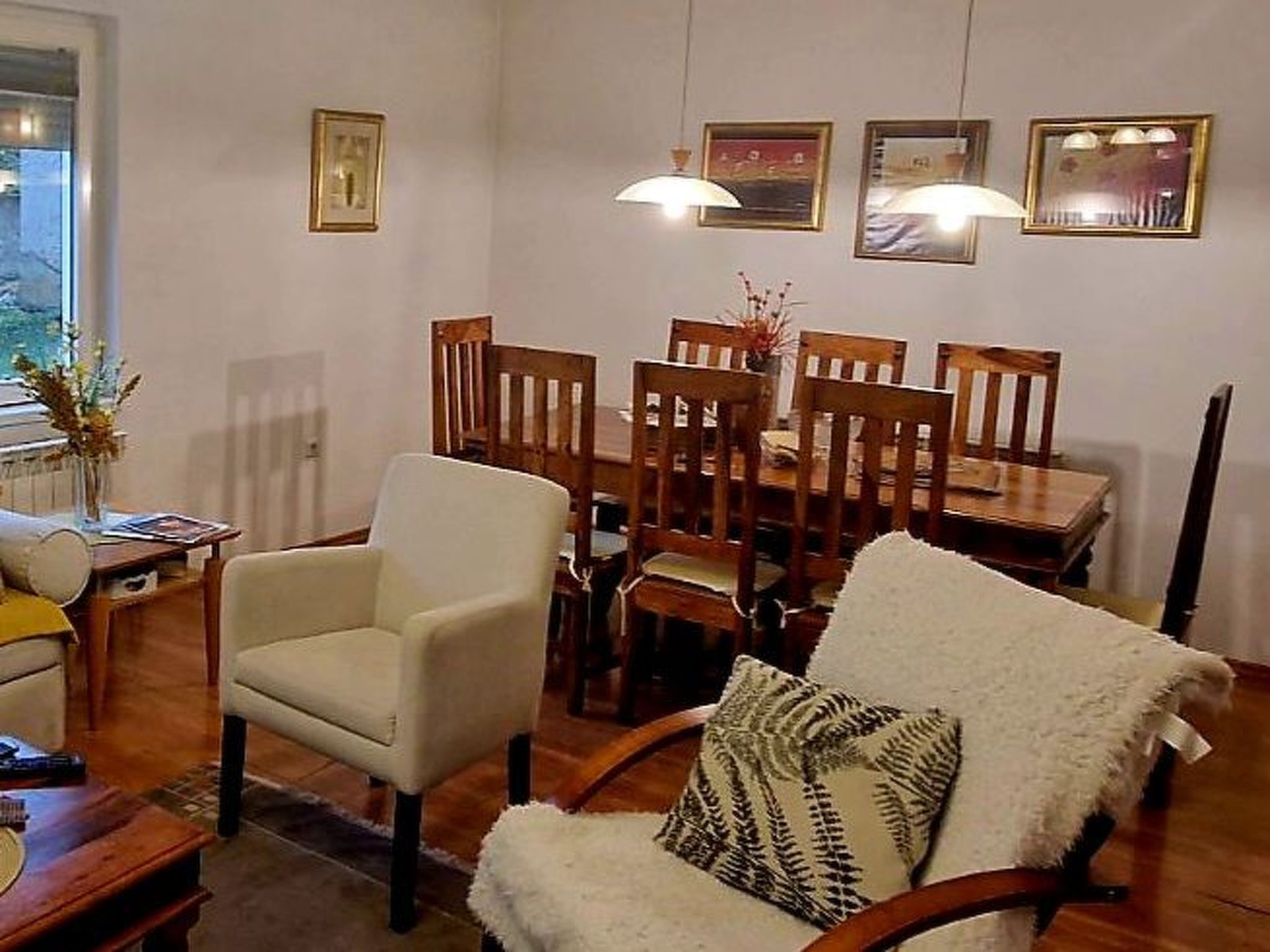 Geräumiges Ferienhaus mit kleinem Garten, nur fünf Gehminuten vom bekannten Bas - Drinnen