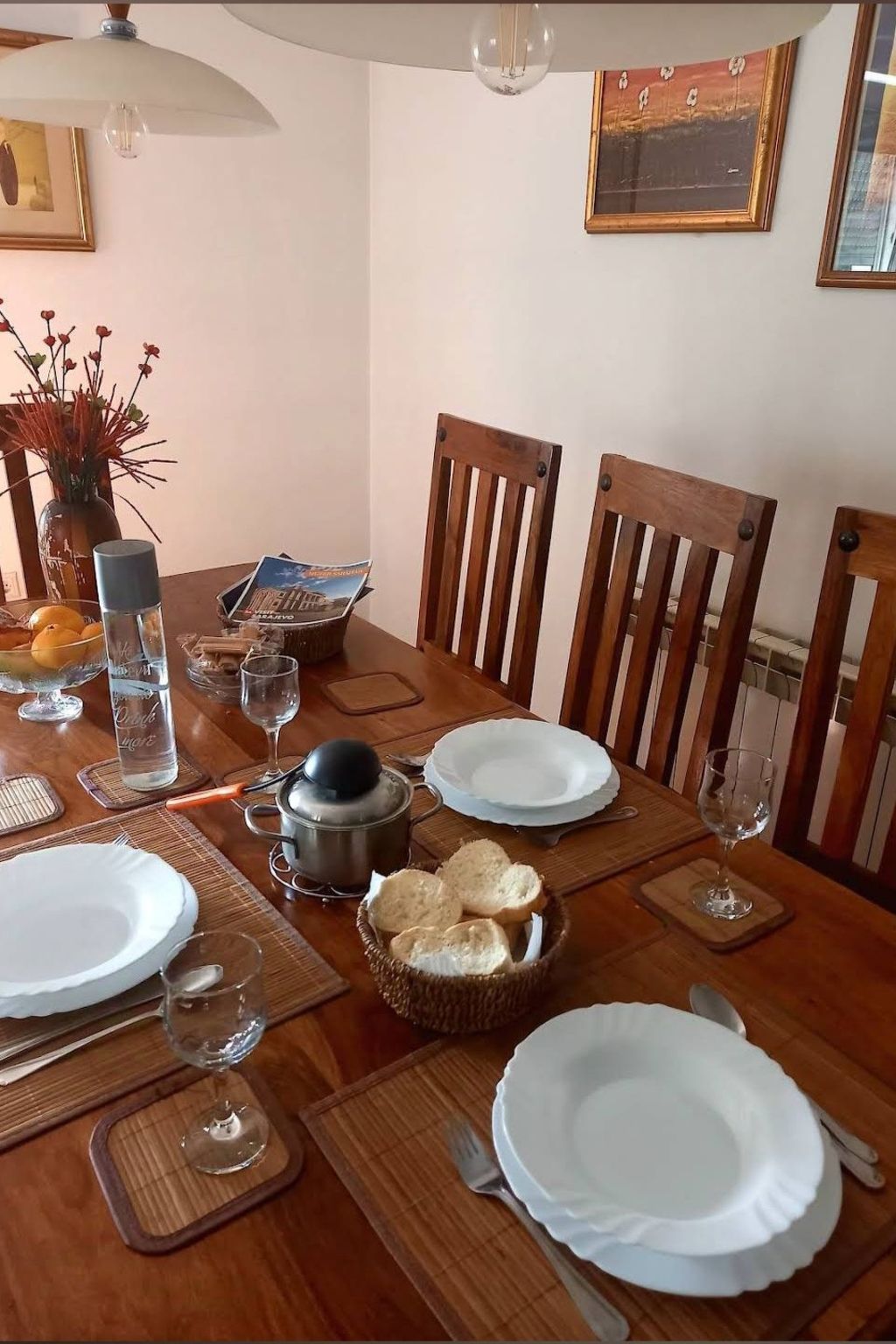 Geräumiges Ferienhaus mit kleinem Garten, nur fünf Gehminuten vom bekannten Bas - Drinnen