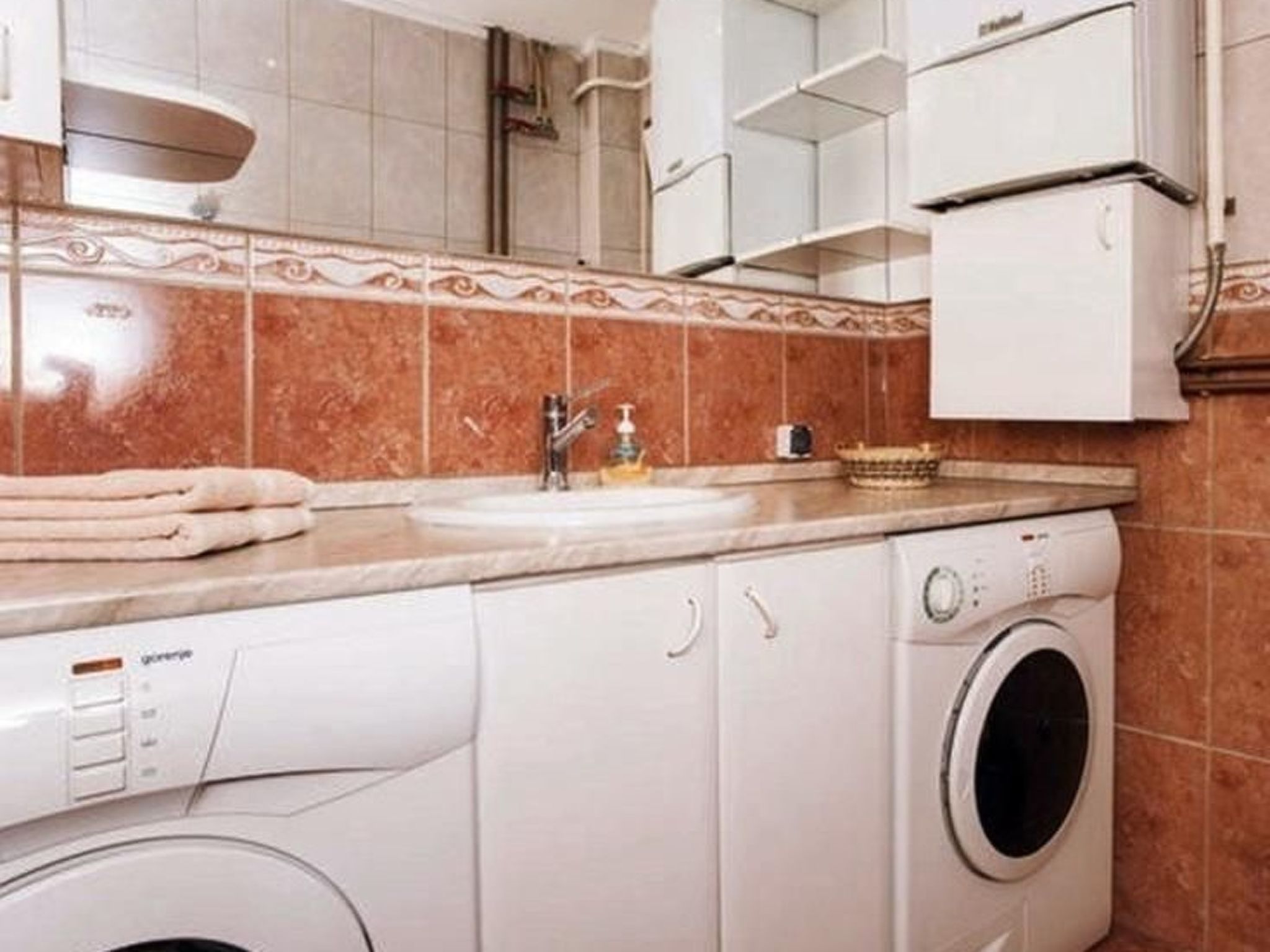 Geräumiges Ferienhaus mit kleinem Garten, nur fünf Gehminuten vom bekannten Bas - Drinnen