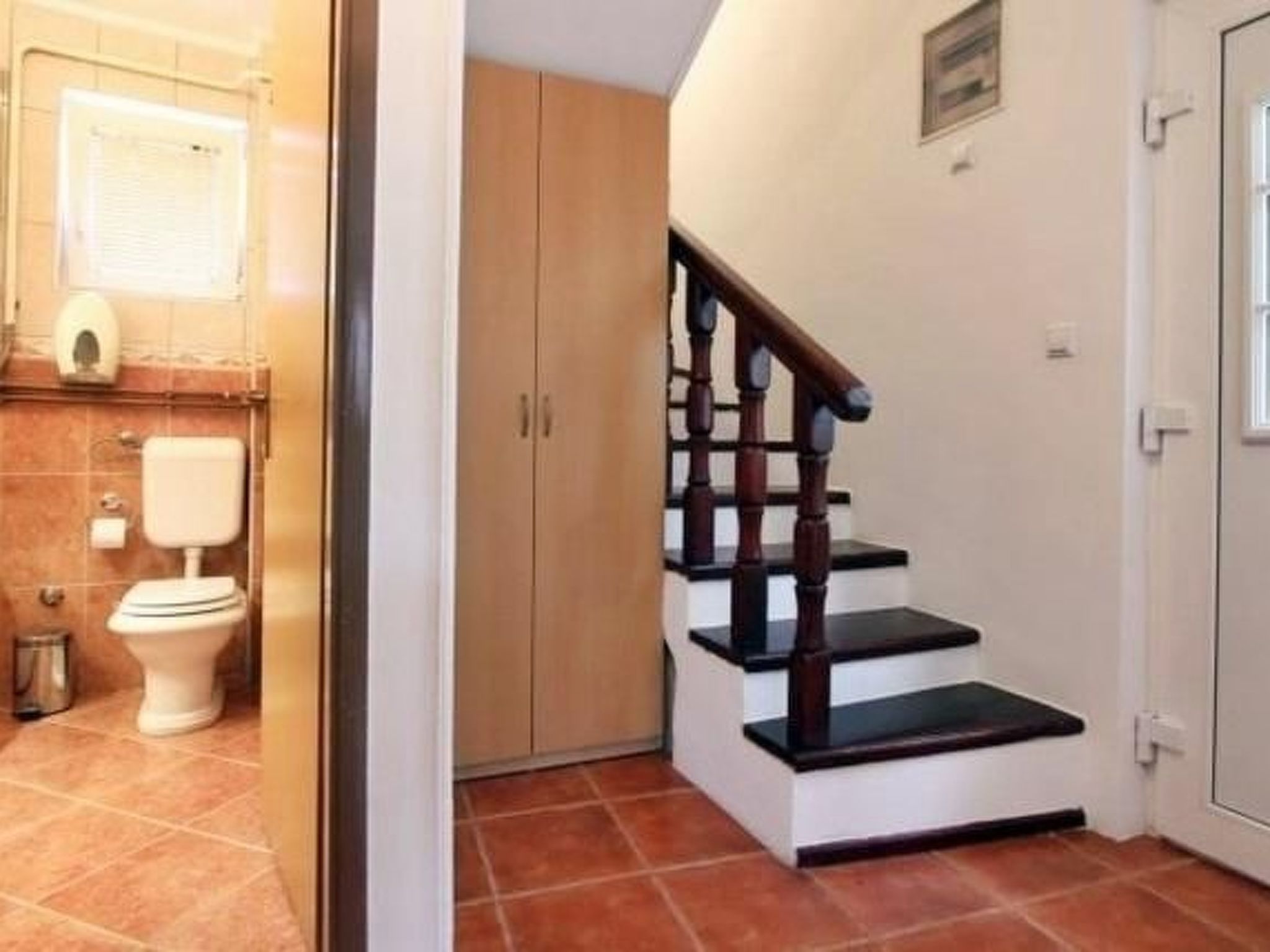 Geräumiges Ferienhaus mit kleinem Garten, nur fünf Gehminuten vom bekannten Bas - Drinnen