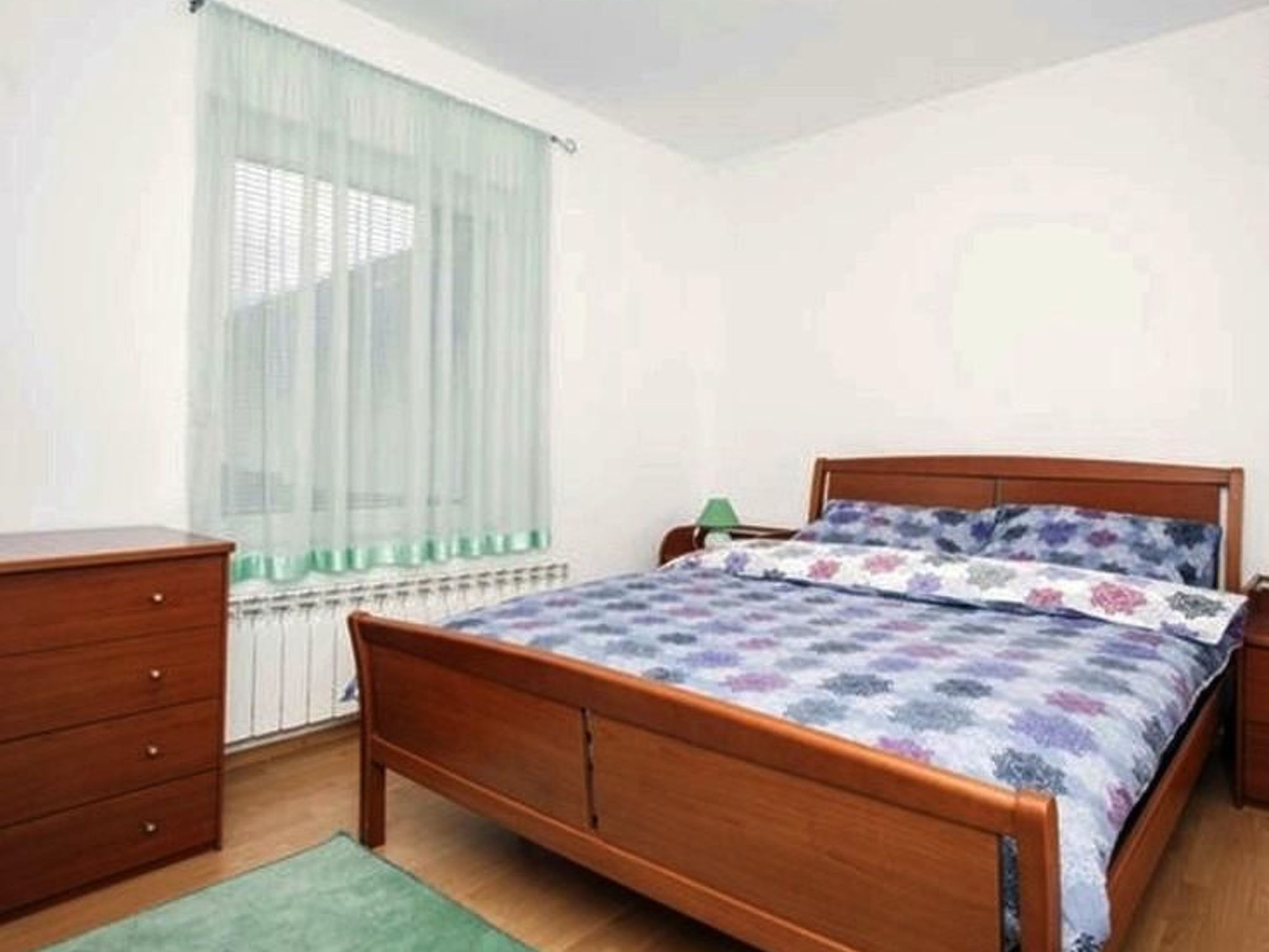 Geräumiges Ferienhaus mit kleinem Garten, nur fünf Gehminuten vom bekannten Bas - Drinnen