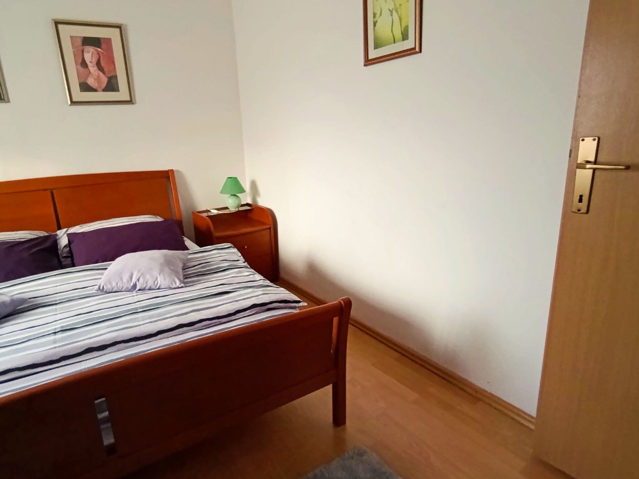 Geräumiges Ferienhaus mit kleinem Garten, nur fünf Gehminuten vom bekannten Bas - Drinnen