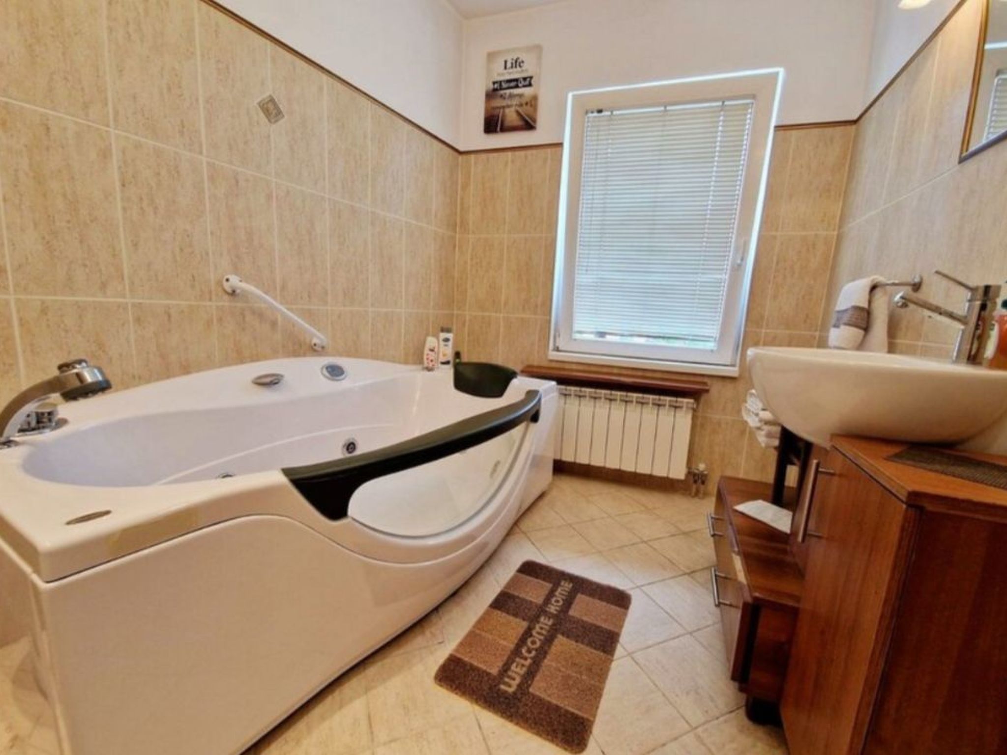 Geräumiges Ferienhaus mit kleinem Garten, nur fünf Gehminuten vom bekannten Bas - Drinnen