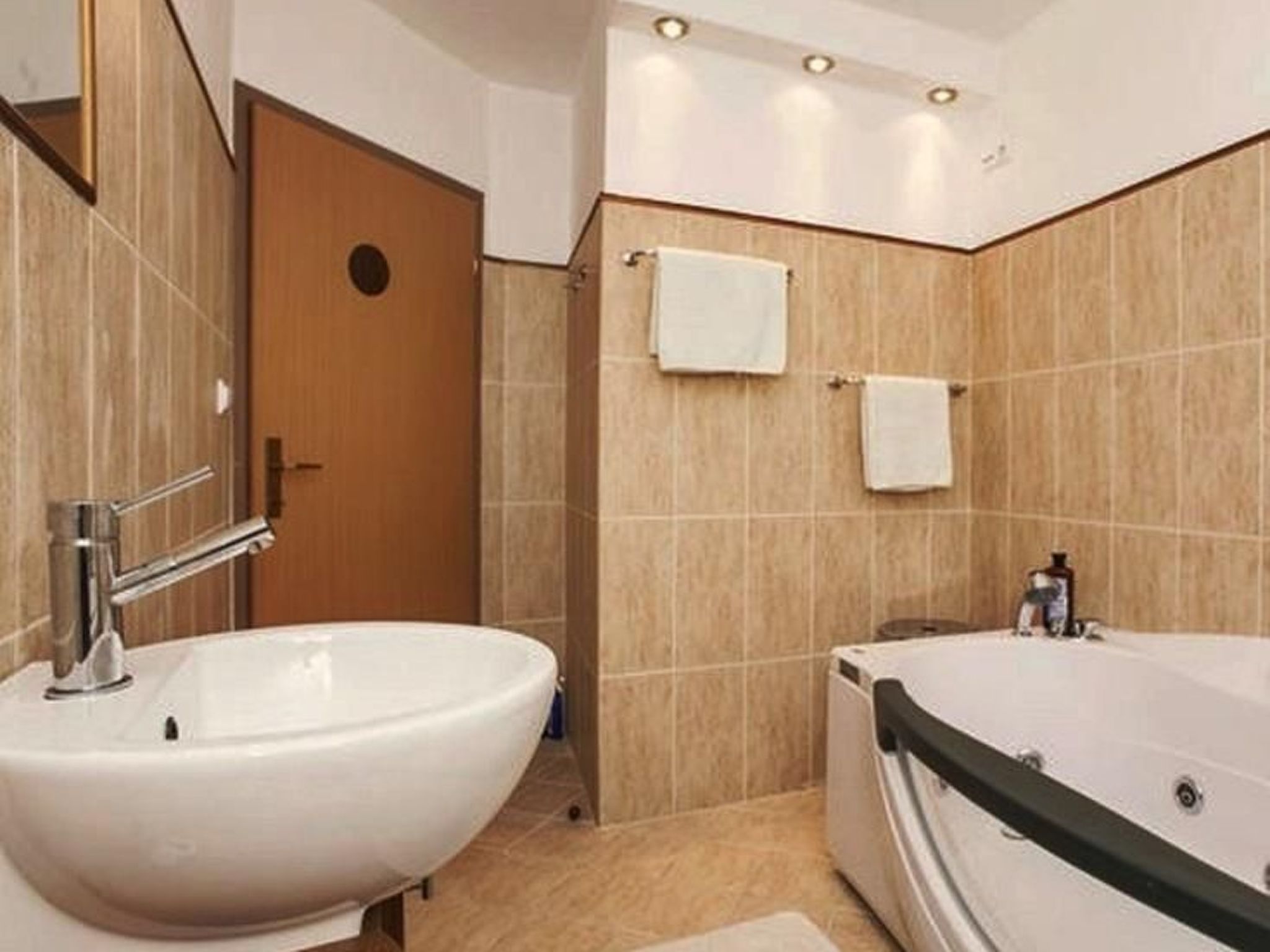 Geräumiges Ferienhaus mit kleinem Garten, nur fünf Gehminuten vom bekannten Bas - Drinnen