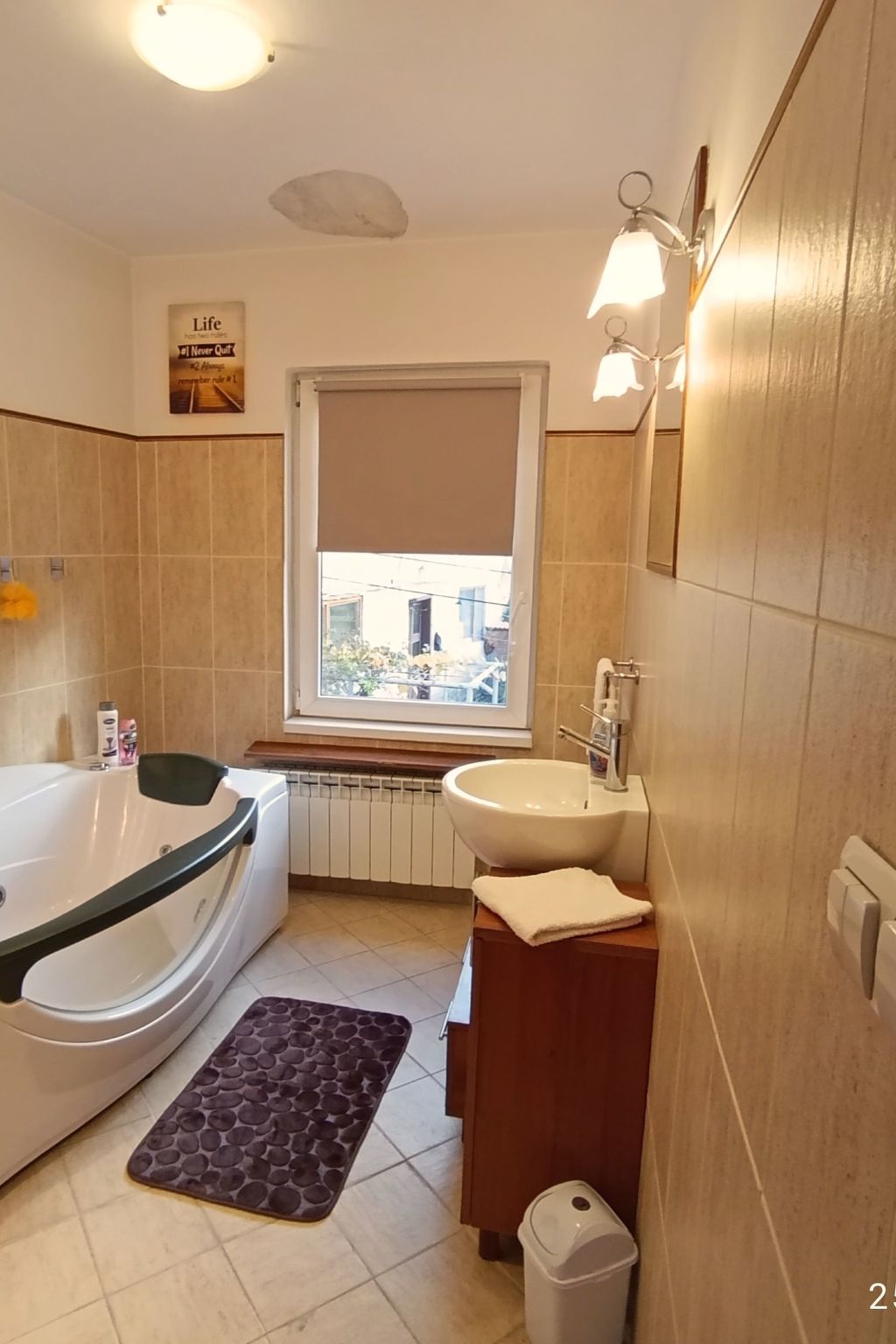 Geräumiges Ferienhaus mit kleinem Garten, nur fünf Gehminuten vom bekannten Bas - Drinnen