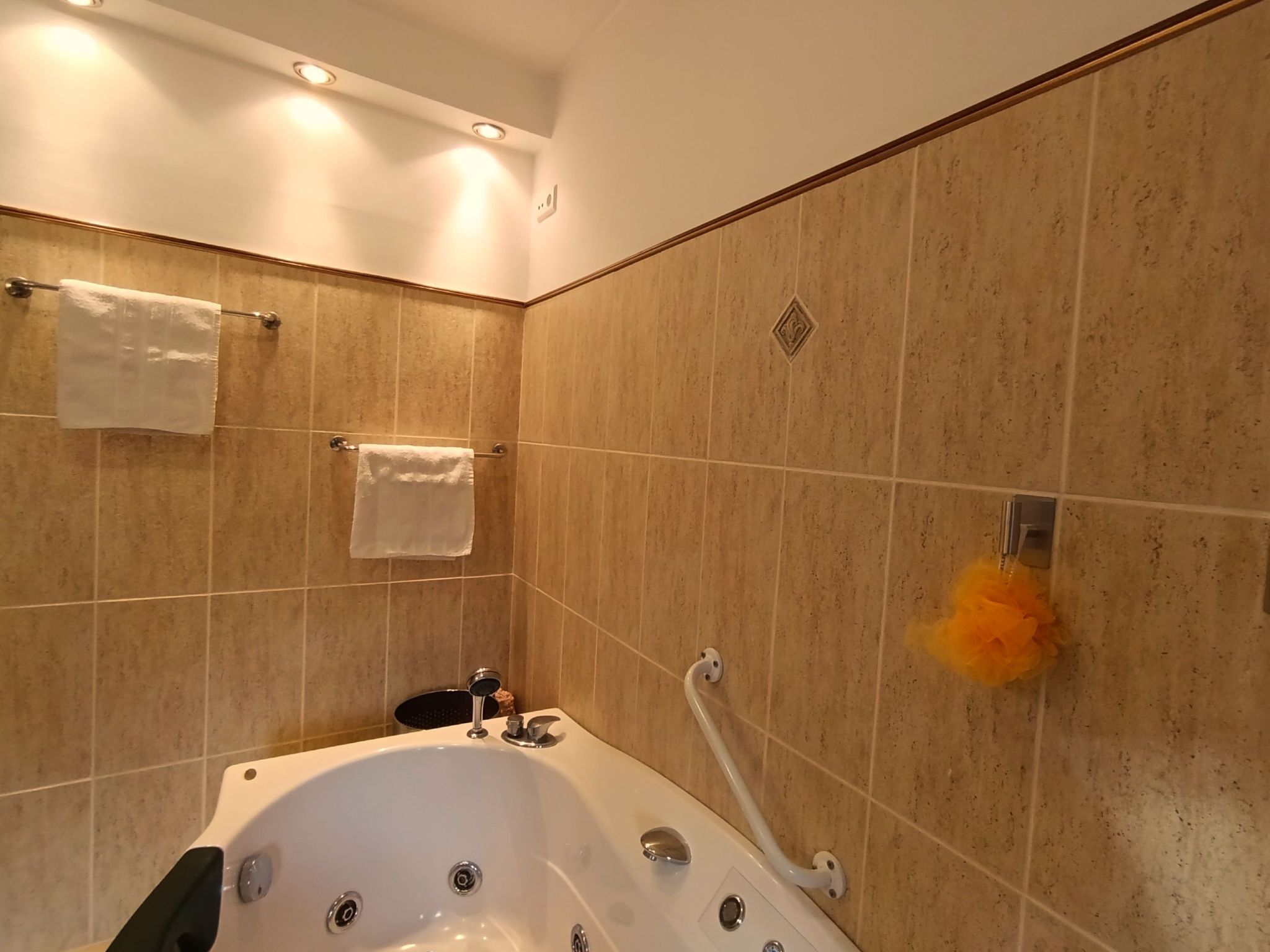 Geräumiges Ferienhaus mit kleinem Garten, nur fünf Gehminuten vom bekannten Bas - Drinnen