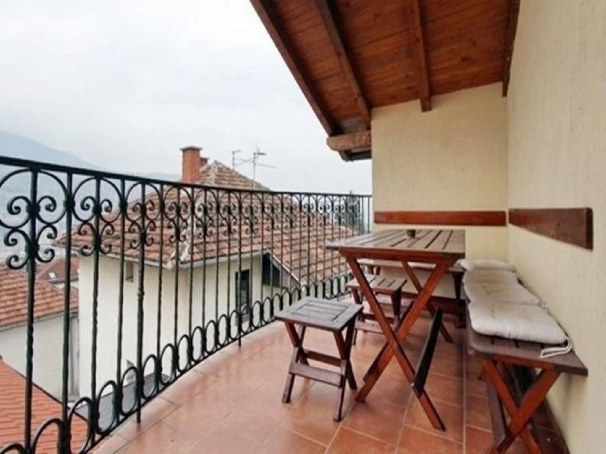 Geräumiges Ferienhaus mit kleinem Garten, nur fünf Gehminuten vom bekannten Bas - Drinnen