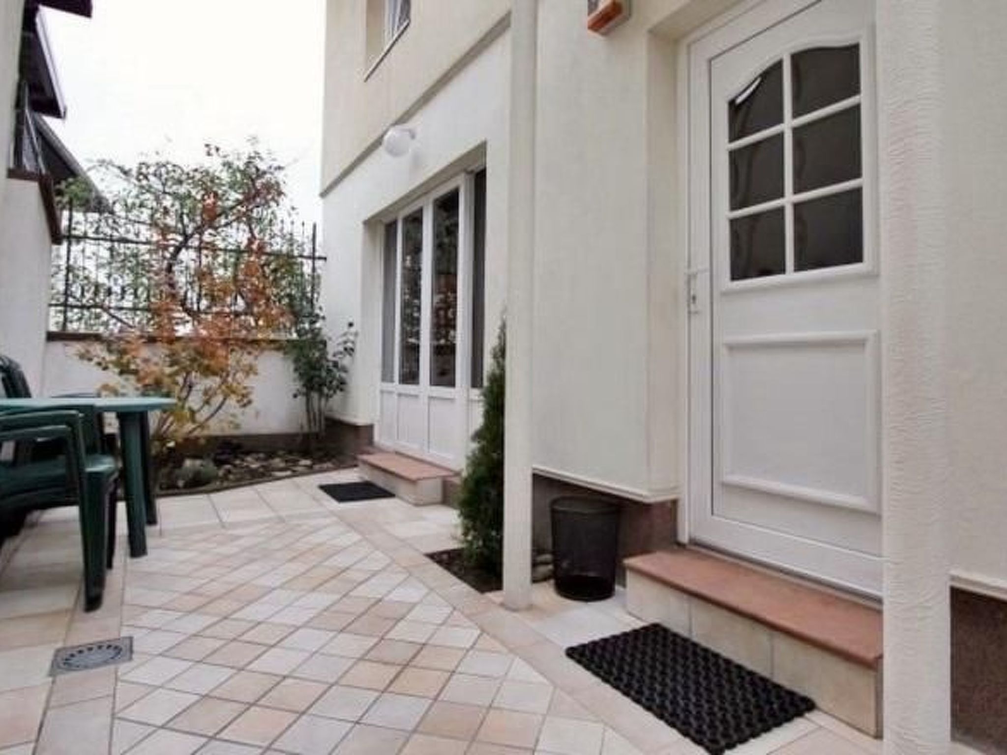 Geräumiges Ferienhaus mit kleinem Garten, nur fünf Gehminuten vom bekannten Bas - Draußen