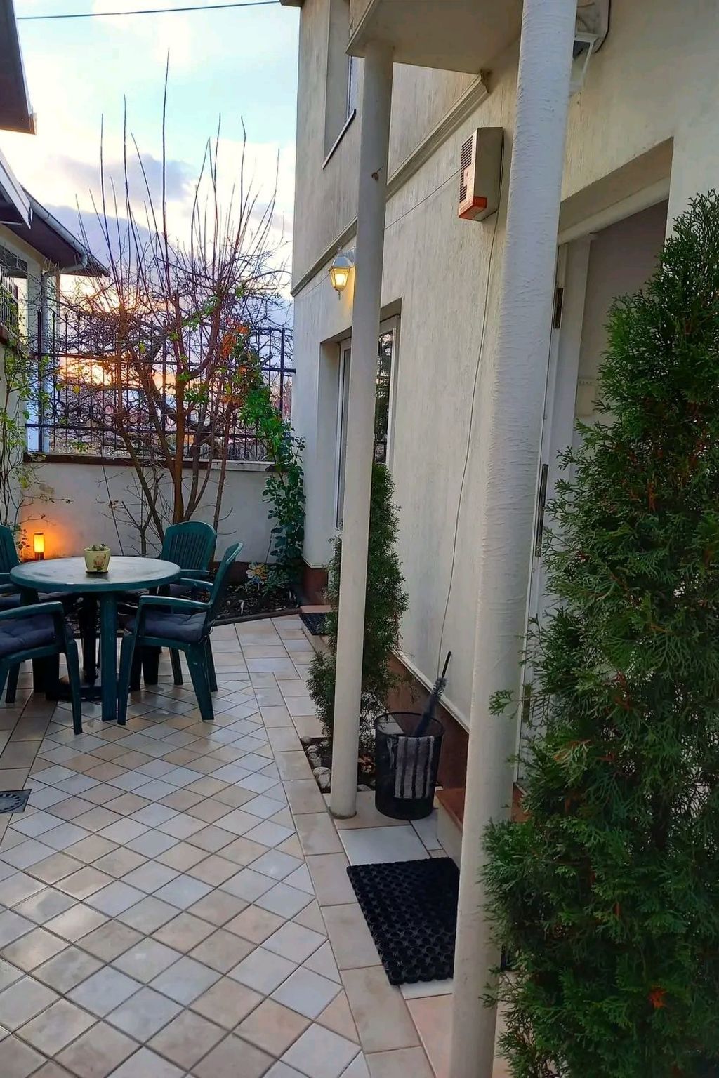 Geräumiges Ferienhaus mit kleinem Garten, nur fünf Gehminuten vom bekannten Bas - Draußen