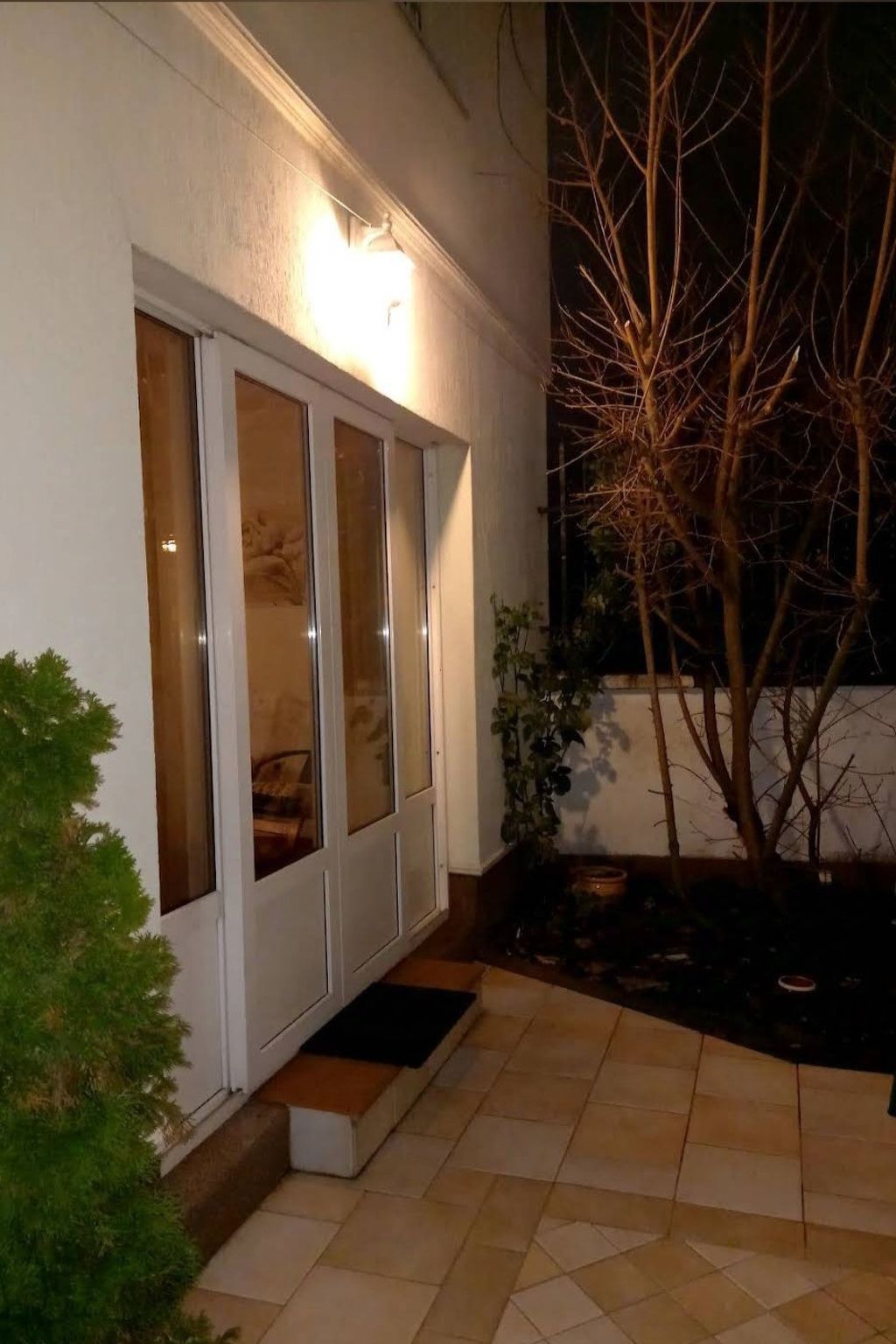 Geräumiges Ferienhaus mit kleinem Garten, nur fünf Gehminuten vom bekannten Bas - Draußen