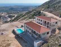 Open haard en privézwembad in ruim vakantiehuis in Ivanica - thumbnail 2