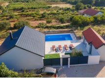 Open haard en verwarmd zwembad in Luxury Grey house, Domanovići - thumbnail 3