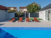 Open haard en verwarmd zwembad in Luxury Grey house, Domanovići - thumbnail 6