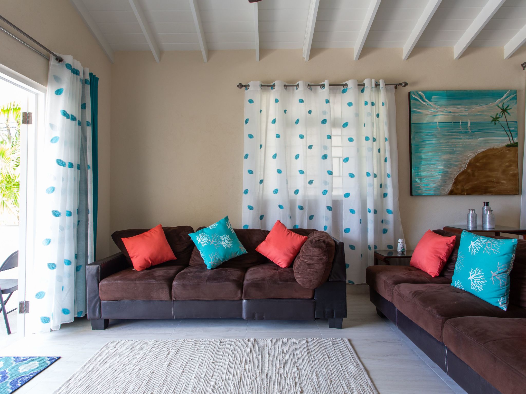 Gemütlicher karibischer Rückzugsort gegenüber dem Strand