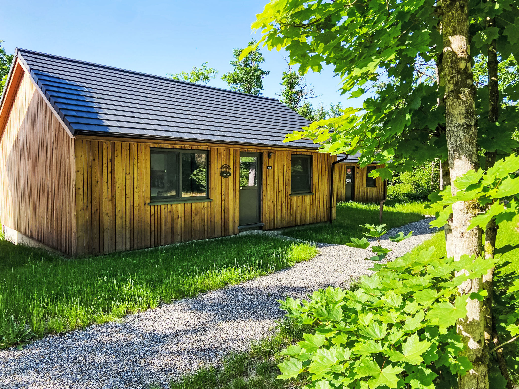 Entdecken Sie das neu erbaute Chalet, eingebettet in einen ruhigen, bewaldeten Ferienpark, perfekt für Liebhaber von Ruhe und Natur. Mit seinem stilvollen Design, das 2024 fertiggestellt wurde, versp..