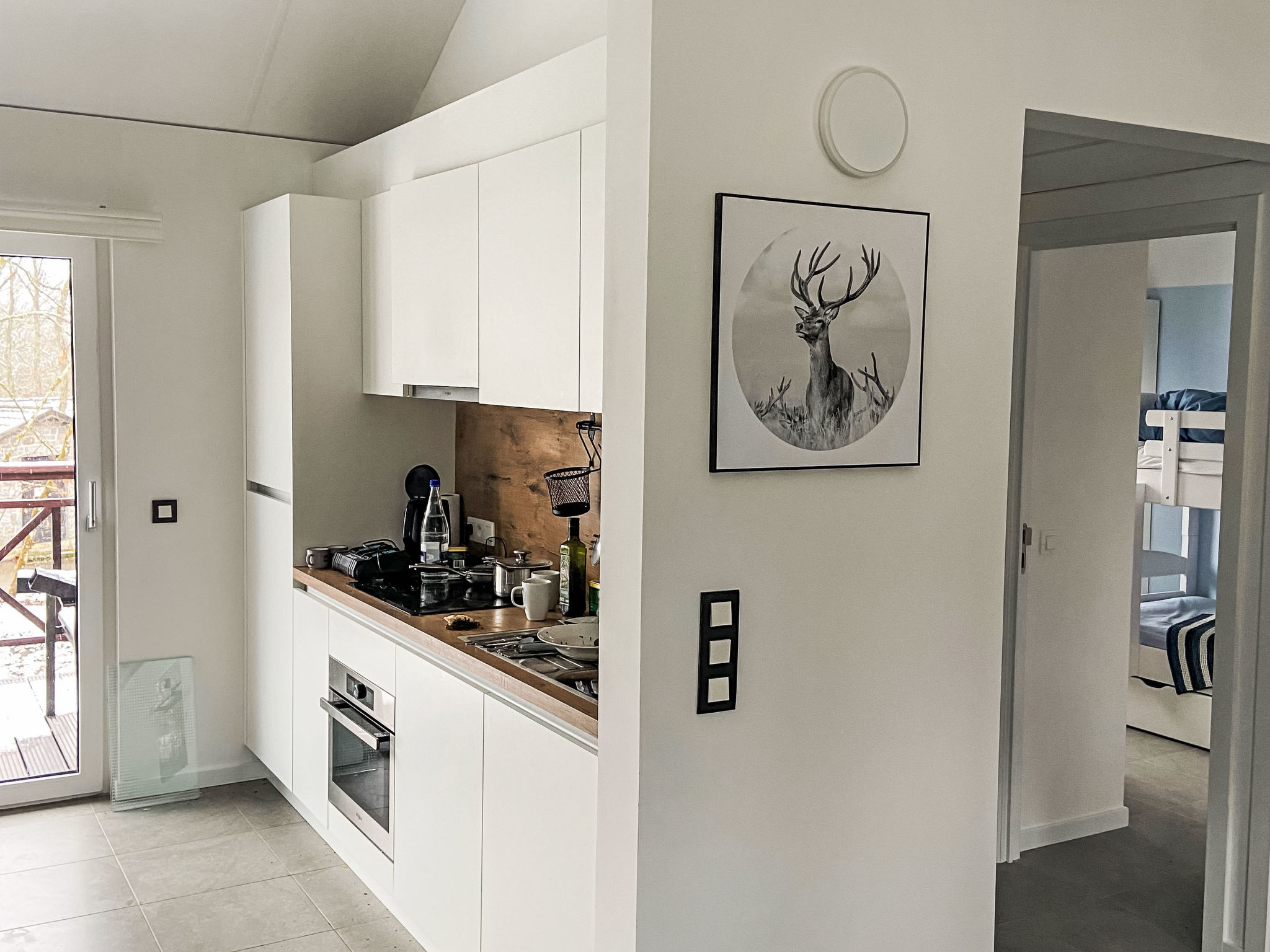 Modernes Chalet für 4 Personen in einem Waldpark