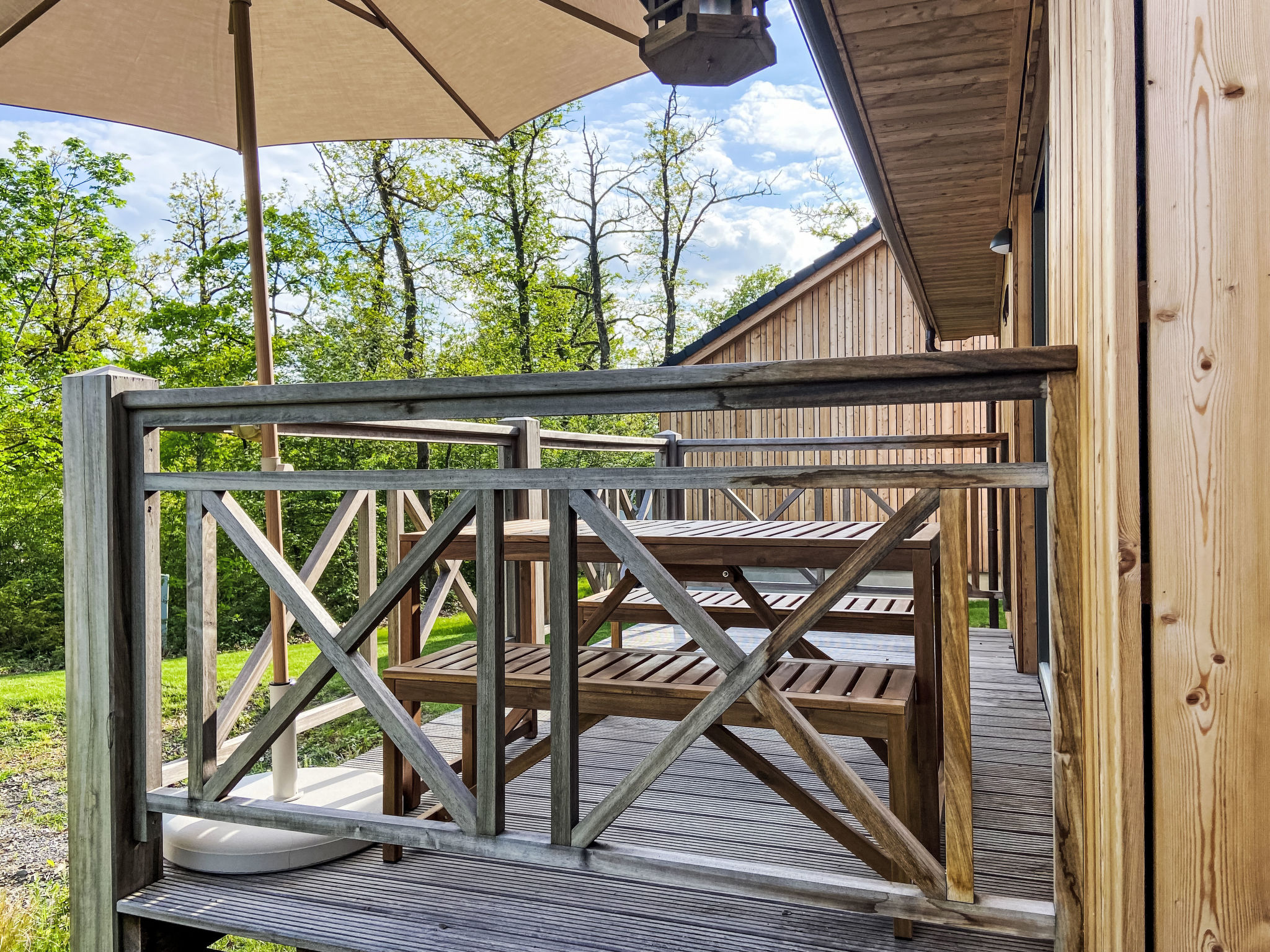 Modernes Chalet für 4 Personen in einem Waldpark