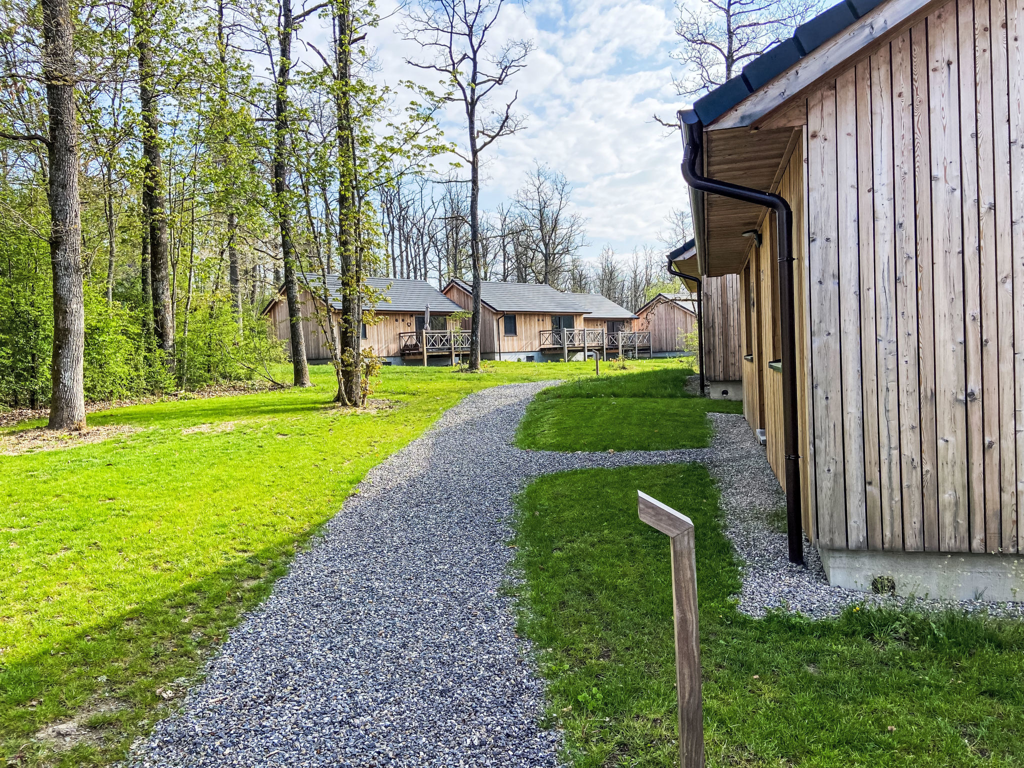 Modernes Chalet für 4 Personen in einem Waldpark