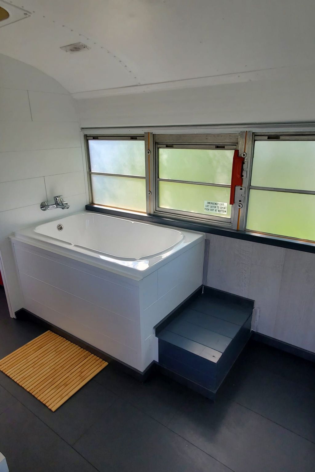 Ungewöhnliche Übernachtung in einem authentischen amerikanischen Schulbus-Image-tags.info