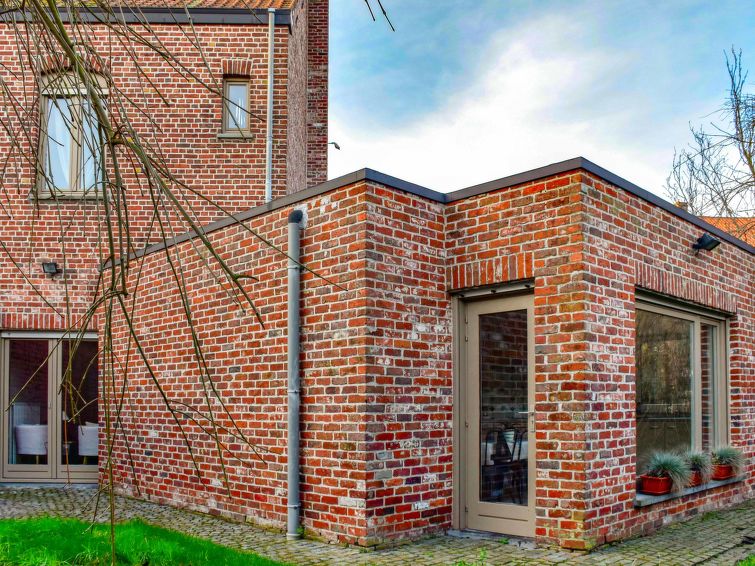 "Memories", huis in een rij 4-kamers 100 m2 op 3 verdiepingen. Comfortabel ingericht: hal met aparte WC. Woonkamer met 1 2-pers divanbed (1 x 140 cm, lengte 200 cm), Flatscreen TV. Uitgang naar het te..