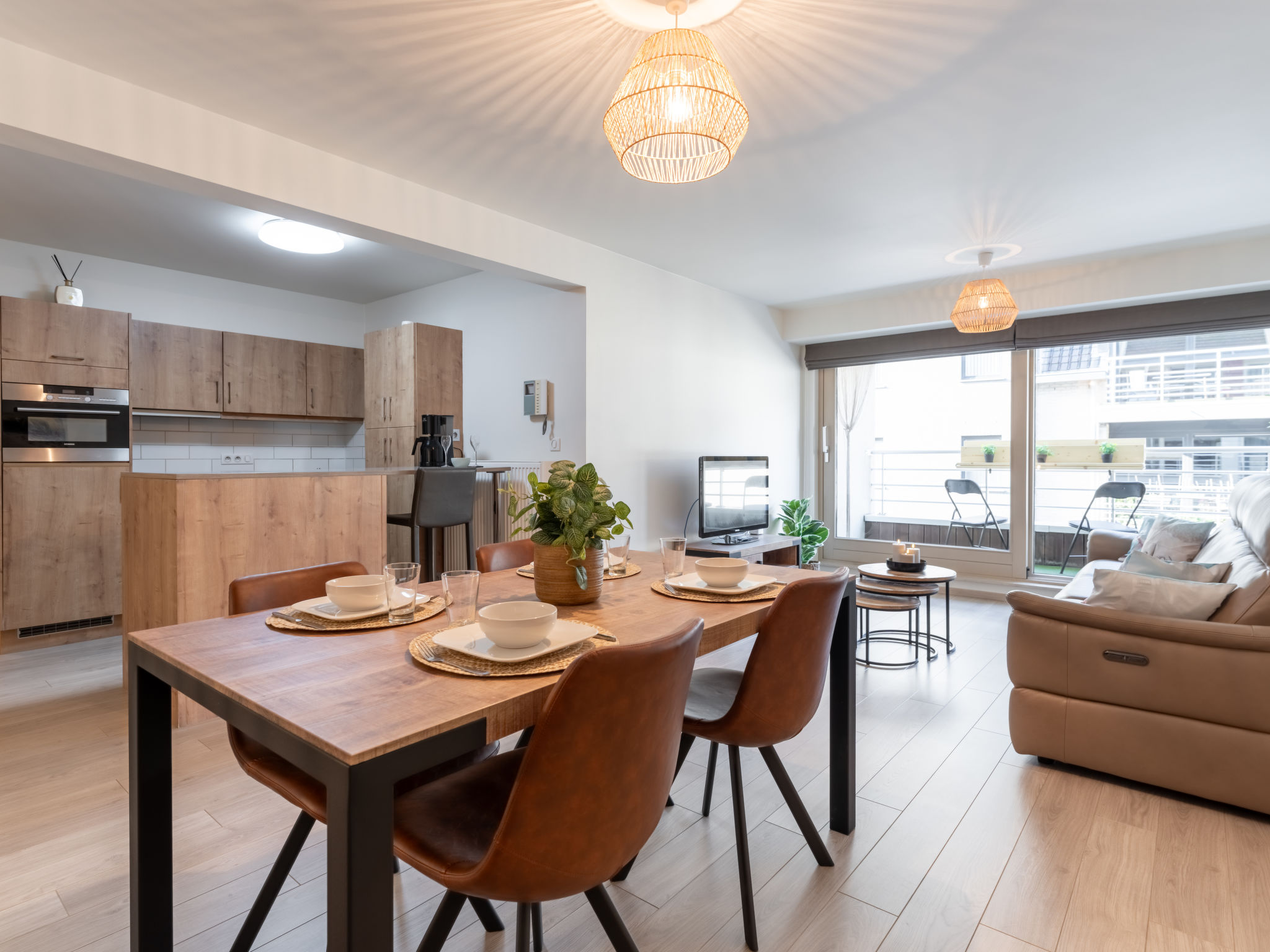 "Chateau Novella", appartement 3-kamers op de 2e verdieping. Licht, comfortabel en gezellig ingericht: hal. Open woon-/eetkamer met eettafel, TV, Digitale TV en internationale TV-zenders. Uitgang naar..