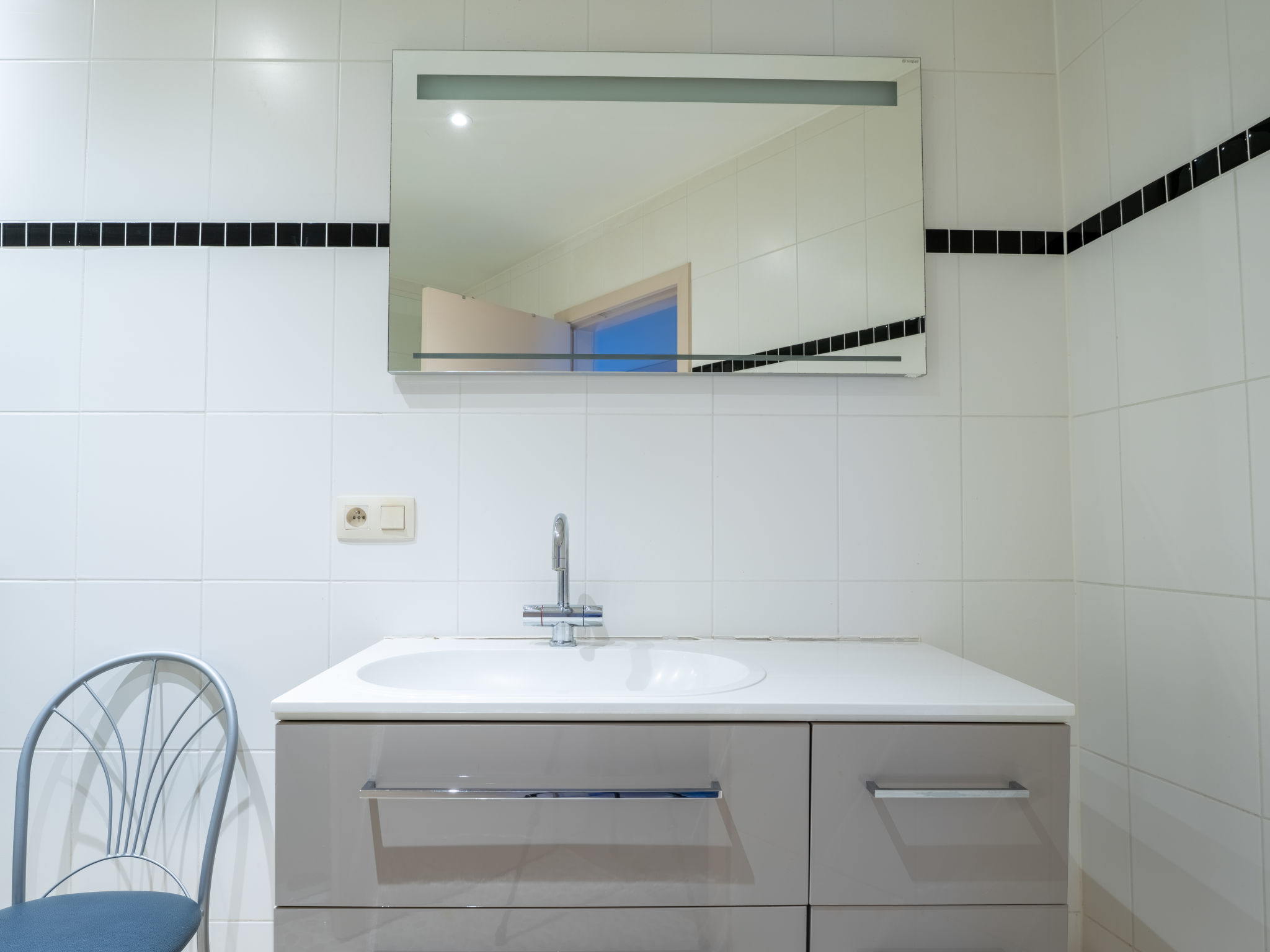 Bonito with balcony & harbour view-Dedans