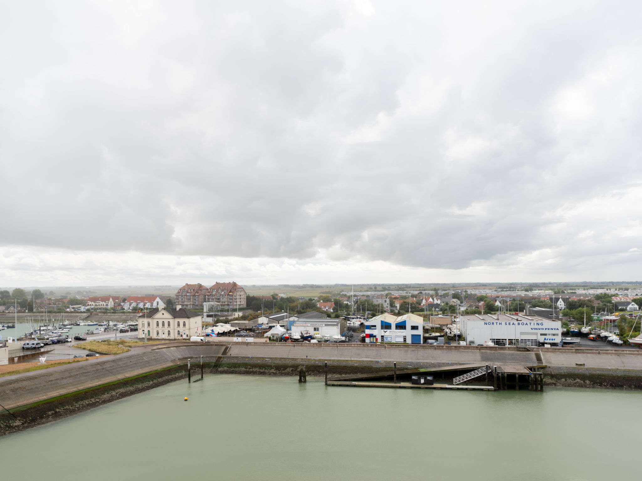 Anne I with harbour view-Draußen