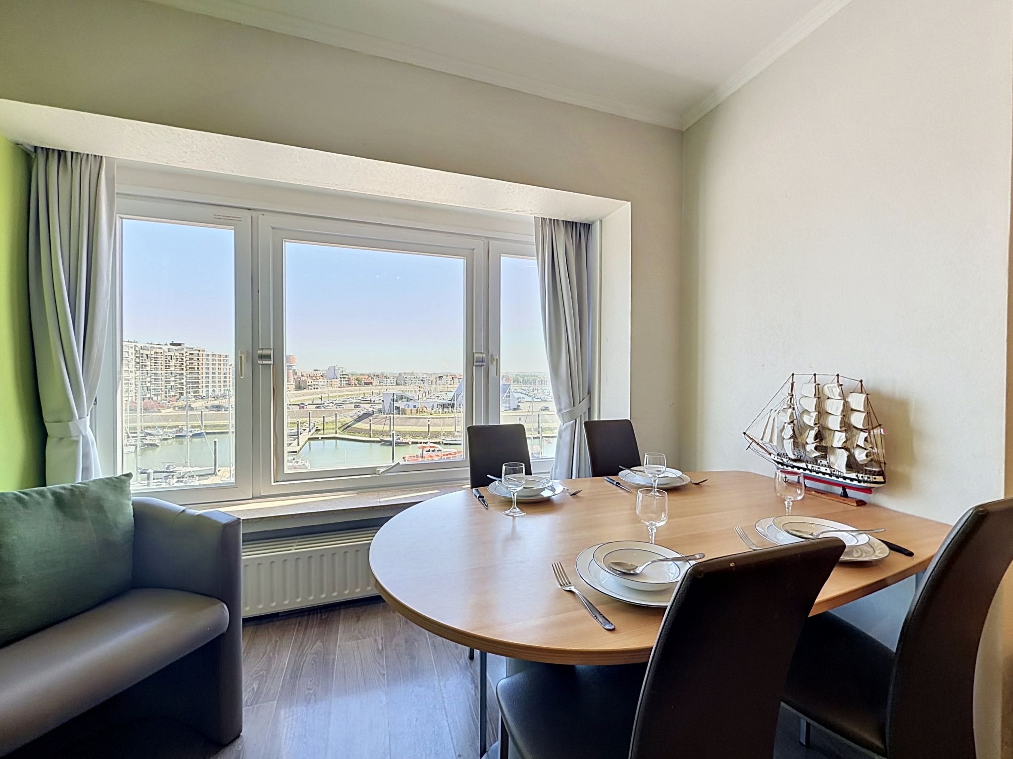 "Bella III with harbour view", appartement 2-kamers op de 4e verdieping. Het objekt is geschikt voor 2 volwassenen + 2 kinderen. Licht, comfortabel en gezellig ingericht: woon-/eetkamer met aparte WC,..