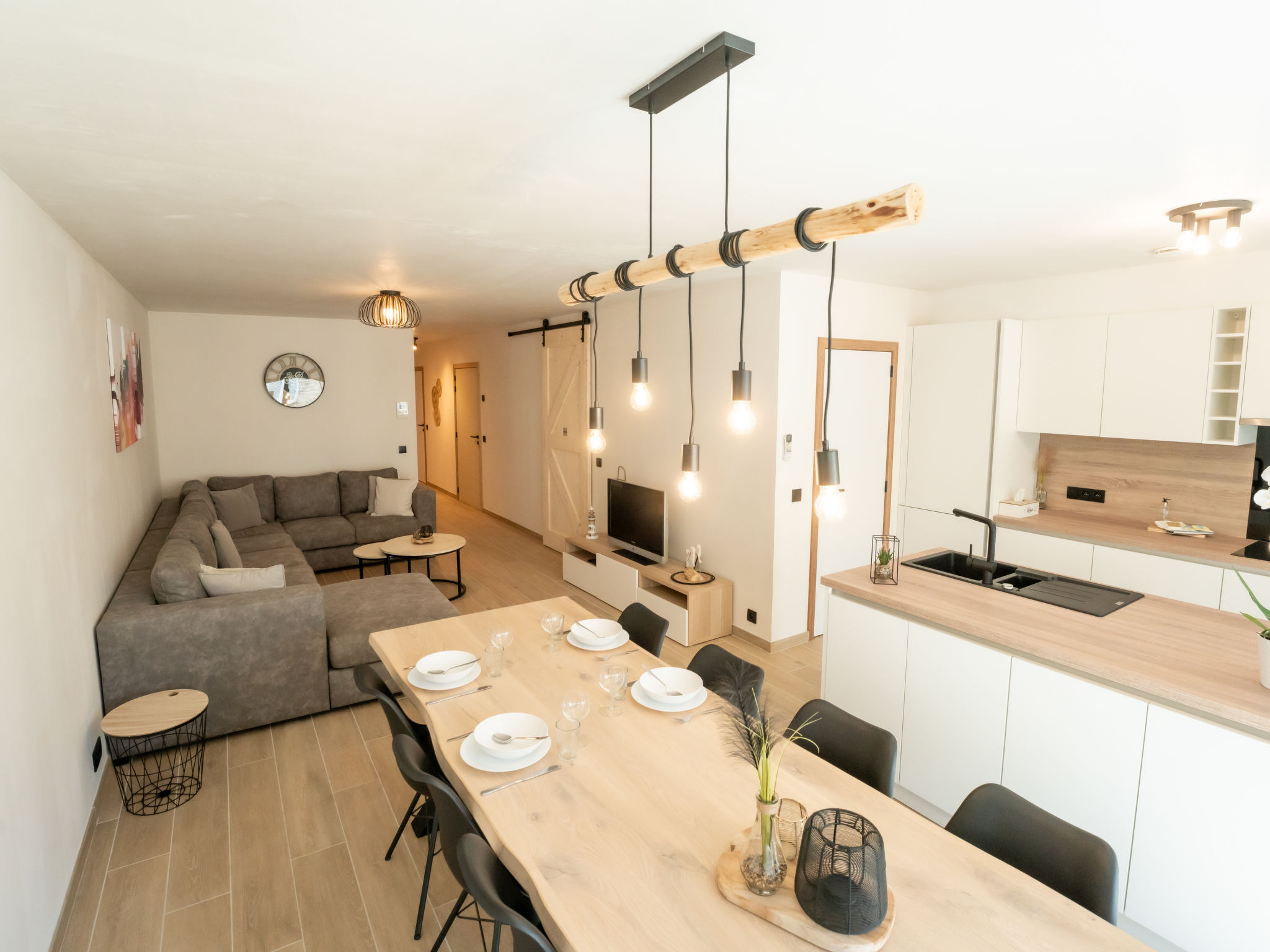 "Centrally located "Toi & Moi", appartement 4-kamers 95 m2 op de 2e verdieping. Ruim en licht, comfortabel en modern ingericht: woon-/eetkamer met eettafel, TV, Digitale TV en internationale TV-zender..