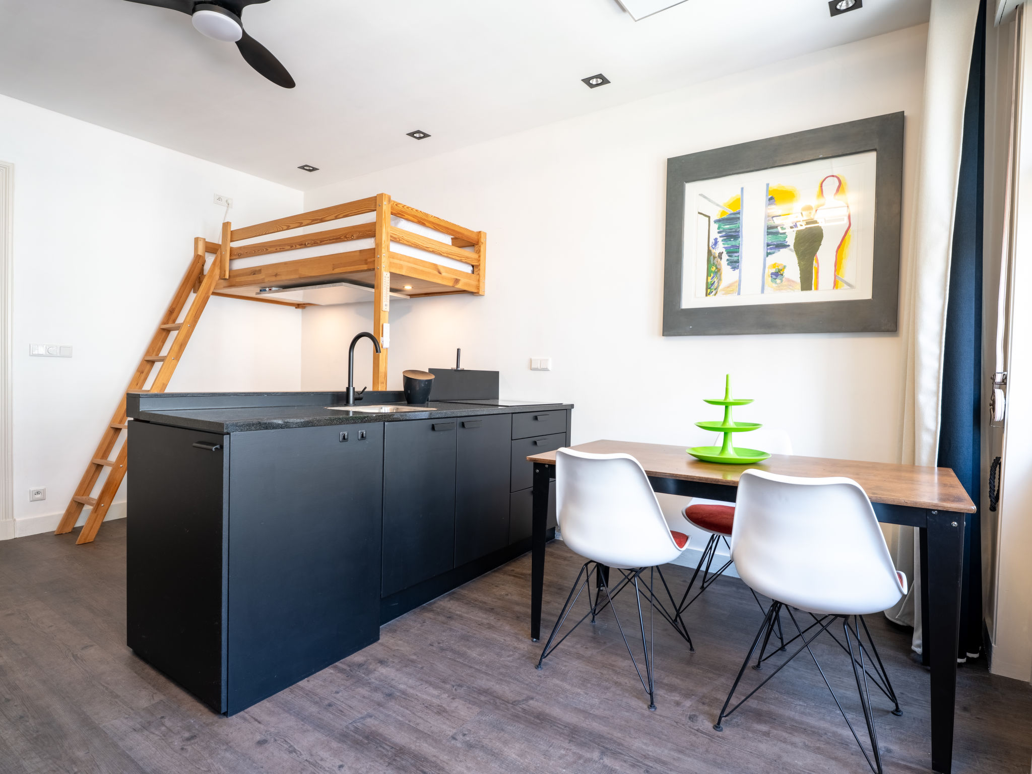 Centrally located "Maris"