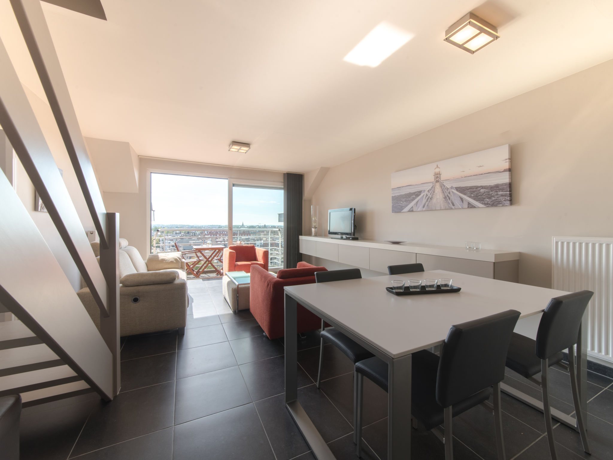 "Skyview with parking and balcony", appartement 3-kamers 80 m2 op 2 verdiepingen op de 7e verdieping, op het zuidoosten gelegen. Licht, doelmatig en comfortabel ingericht: hal met aparte WC. Woon-/eet..