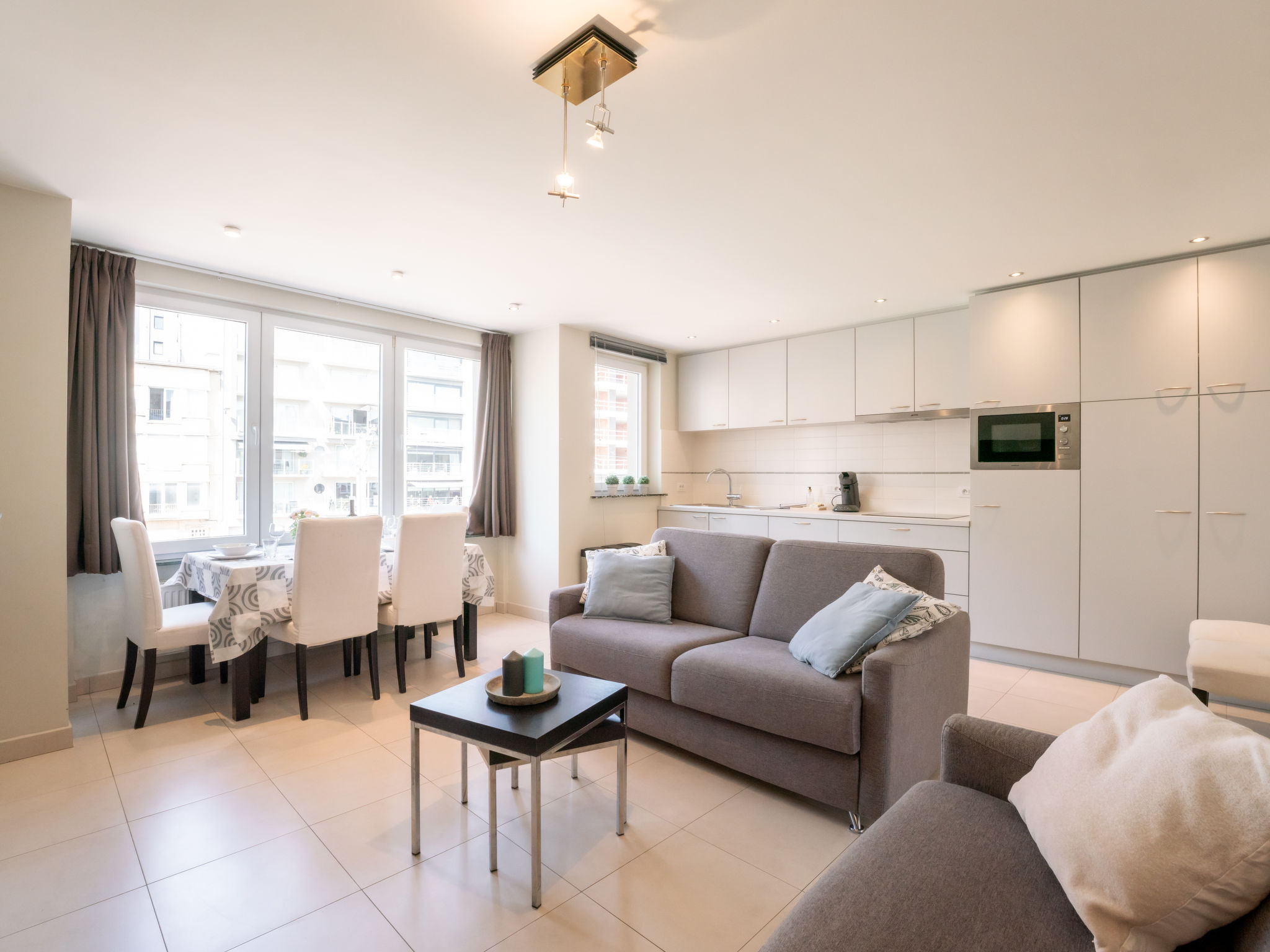 "Ruzette beach with parking", appartement 3-kamers 60 m2 op de 1e verdieping. Comfortabel en gezellig ingericht: open woon-/eetkamer met eettafel, Digitale TV en internationale TV-zenders. 1 2-pers. k..