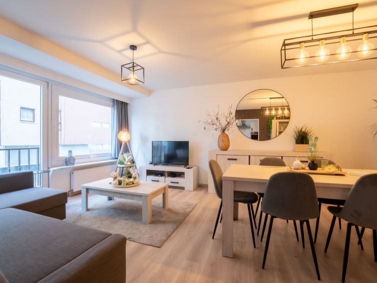 "Amuzee with parking & lateral sea view", 3-Zimmer-Wohnung 82 m2 im 1. Stock. Hell, komfortabel und gemütlich eingerichtet: Eingang. Wohn-/Esszimmer mit 1 Diwanbett (160 cm, Länge 200 cm), Esstisch,..
