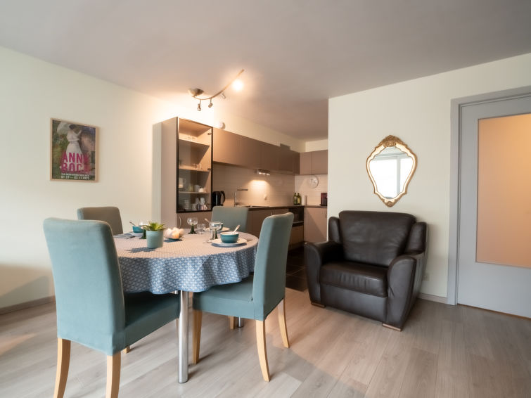 "Centrally located "Relax and Reset", appartement 2-kamers 45 m2 op de 1e verdieping. Licht, comfortabel en gezellig ingericht: hal met 1 kastbed (90 cm, lengte 200 cm). Woon-/eetkamer met Digitale TV..