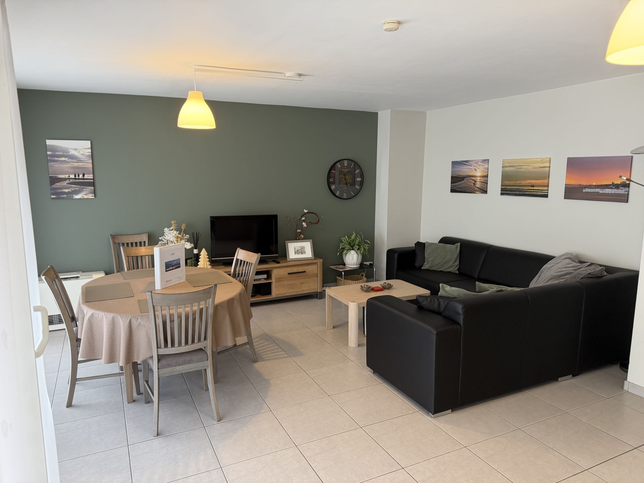 "Westhinder with balcony", appartement 3-kamers 85 m2 op de 1e verdieping. Licht, doelmatig ingericht: hal met aparte WC. Open woon-/eetkamer met eettafel, TV, Digitale TV, internationale TV-zenders, ..