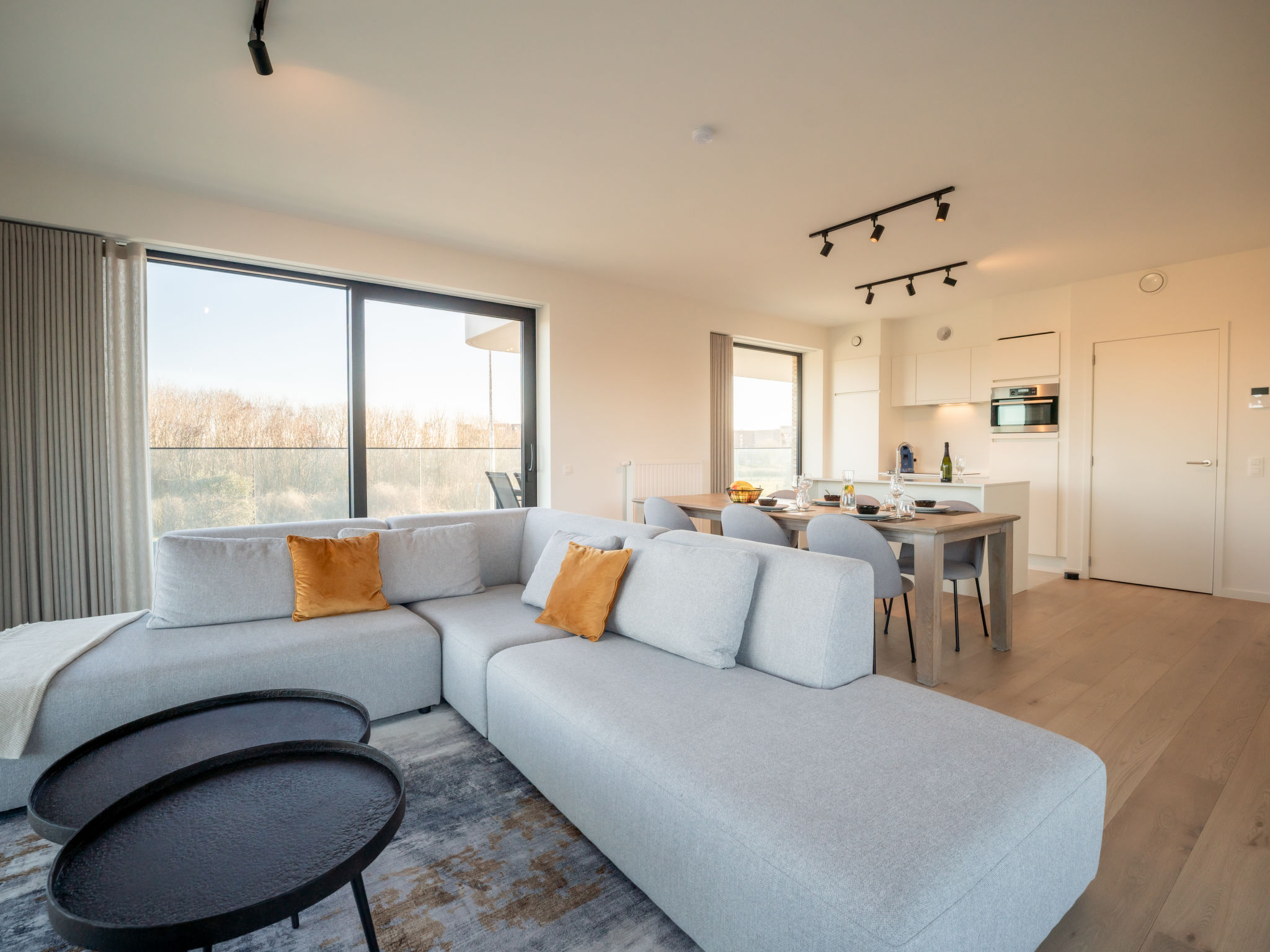 "One with terrace and dune view", appartement 3-kamers 90 m2 op de 1e verdieping. Ruim en licht, modern en gezellig ingericht: hal. Woon-/eetkamer met TV, Digitale TV en internationale TV-zenders. Uit..