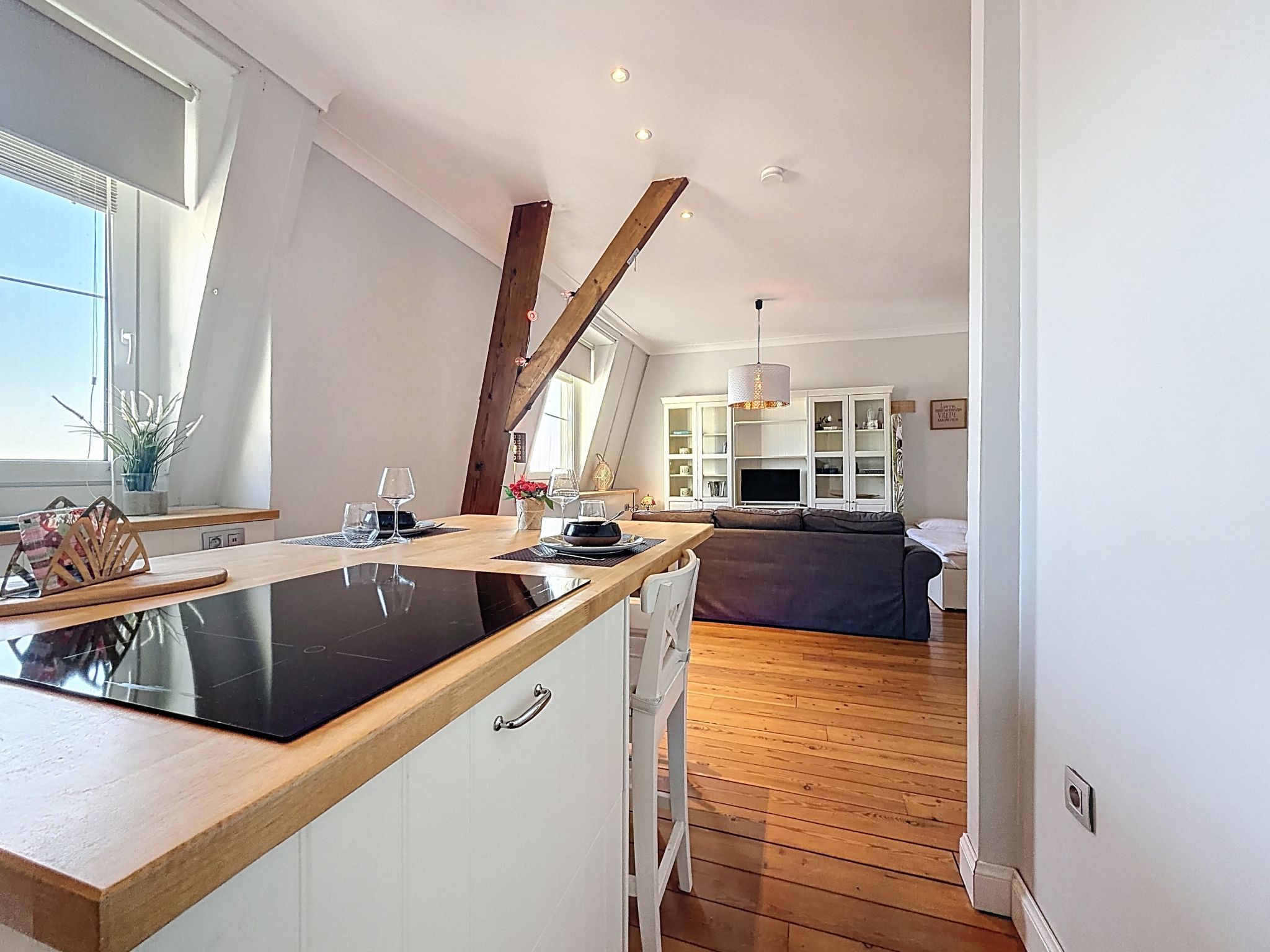 "The Historic Sea Suite", studio 1-kamer. Het objekt is geschikt voor 2 volwassenen. Licht, comfortabel en gezellig ingericht: kleine hal. Open woon-/slaapkamer met 1 2-pers bed (2 x 90 cm, lengte 200..