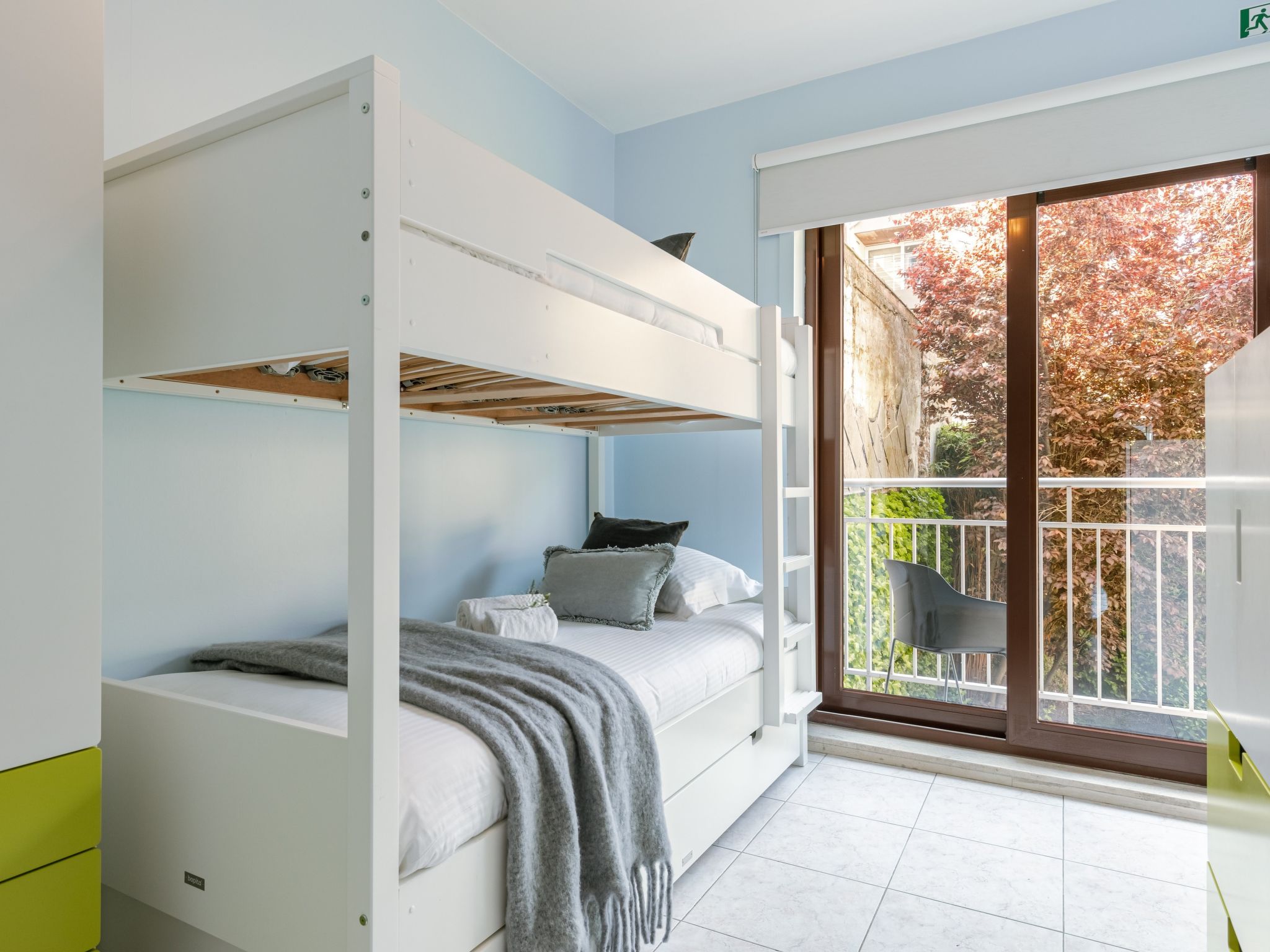 Trondjhem with seaview-Binnen