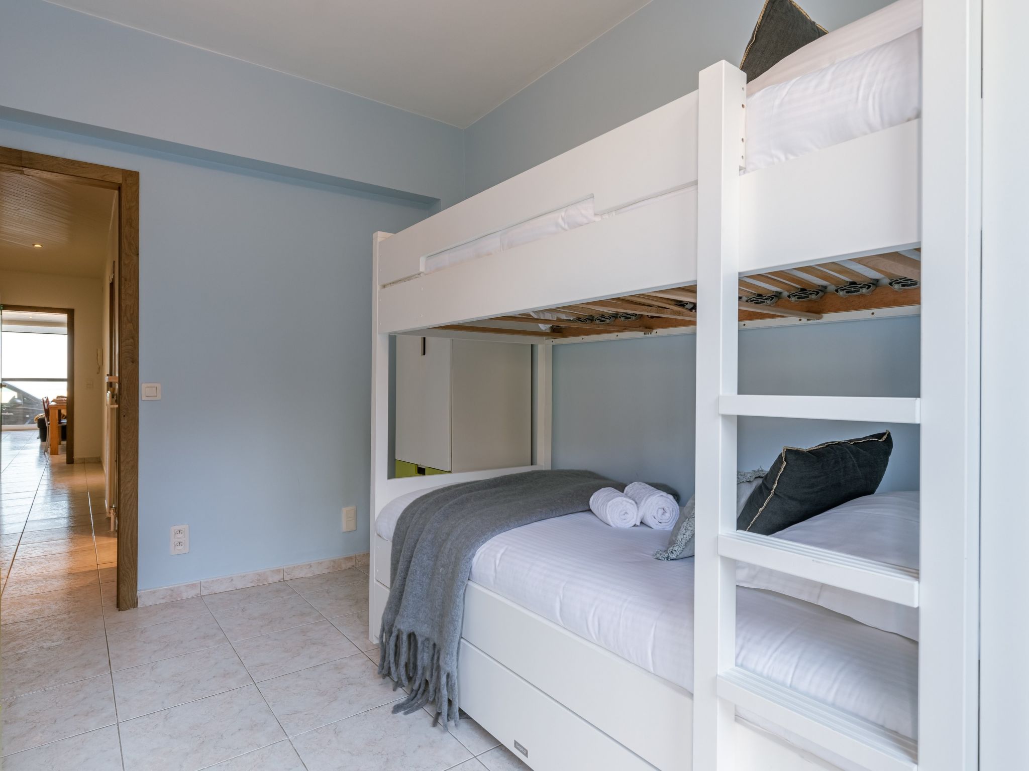 Trondjhem with seaview-Binnen