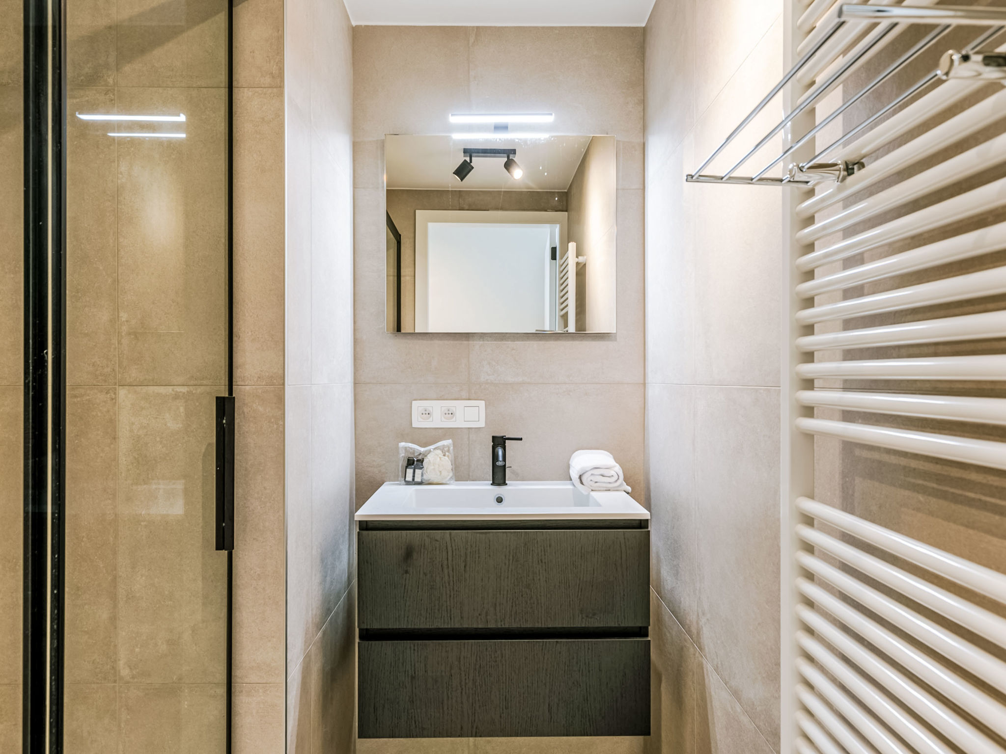 Central Coast with parking & balcony-Binnen