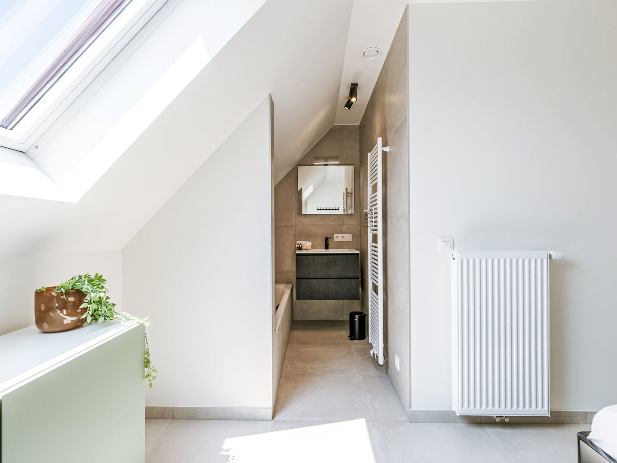 Central Coast with parking & balcony-Binnen