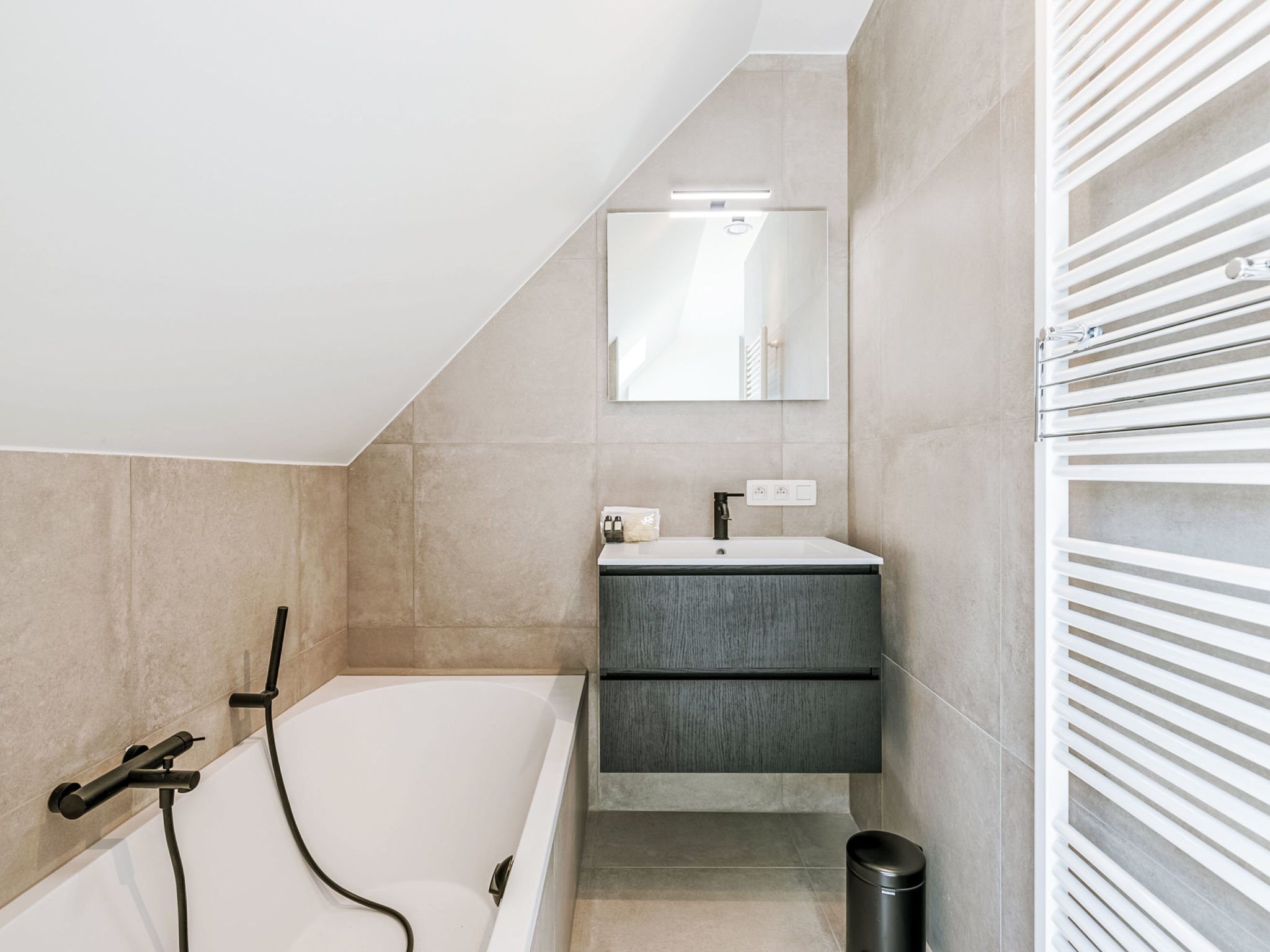 Central Coast with parking & balcony-Binnen