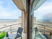 Licht appartement met panoramisch zeezicht op 50 meter van het strand - thumbnail 1
