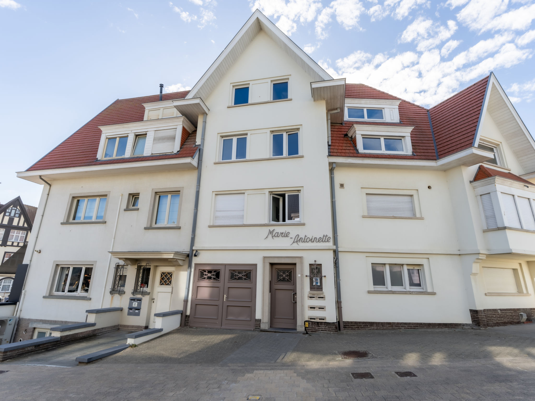 Marie Antoinette-Outside